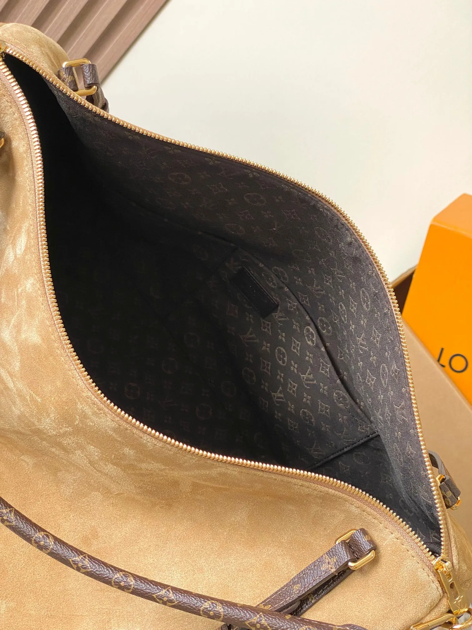 p2100 [Special grade MB original leather] EXPRESS large handbag Model: M26451 apricot 163C chip version Material: A-grade all-steel hardware, imported original cowhide Packaging: full set of original duty-free MB packaging Size: 45*27*20CM