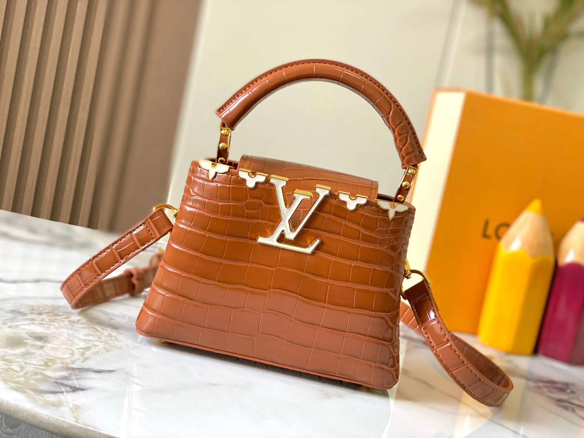 p440 [Guangzhou top quality original] M86153 This Capucines mini handbag is made of Monogram crocodile pattern with pointed flowers and decorative lines, with LV letters and woven chains infused with metallic edges, and with contrasting leather trim. The flip cover can be placed externally or internally, and the neat inner layer and multiple carrying methods complete the functional details.  21x 14 x 8.0 cm (length x height x width)