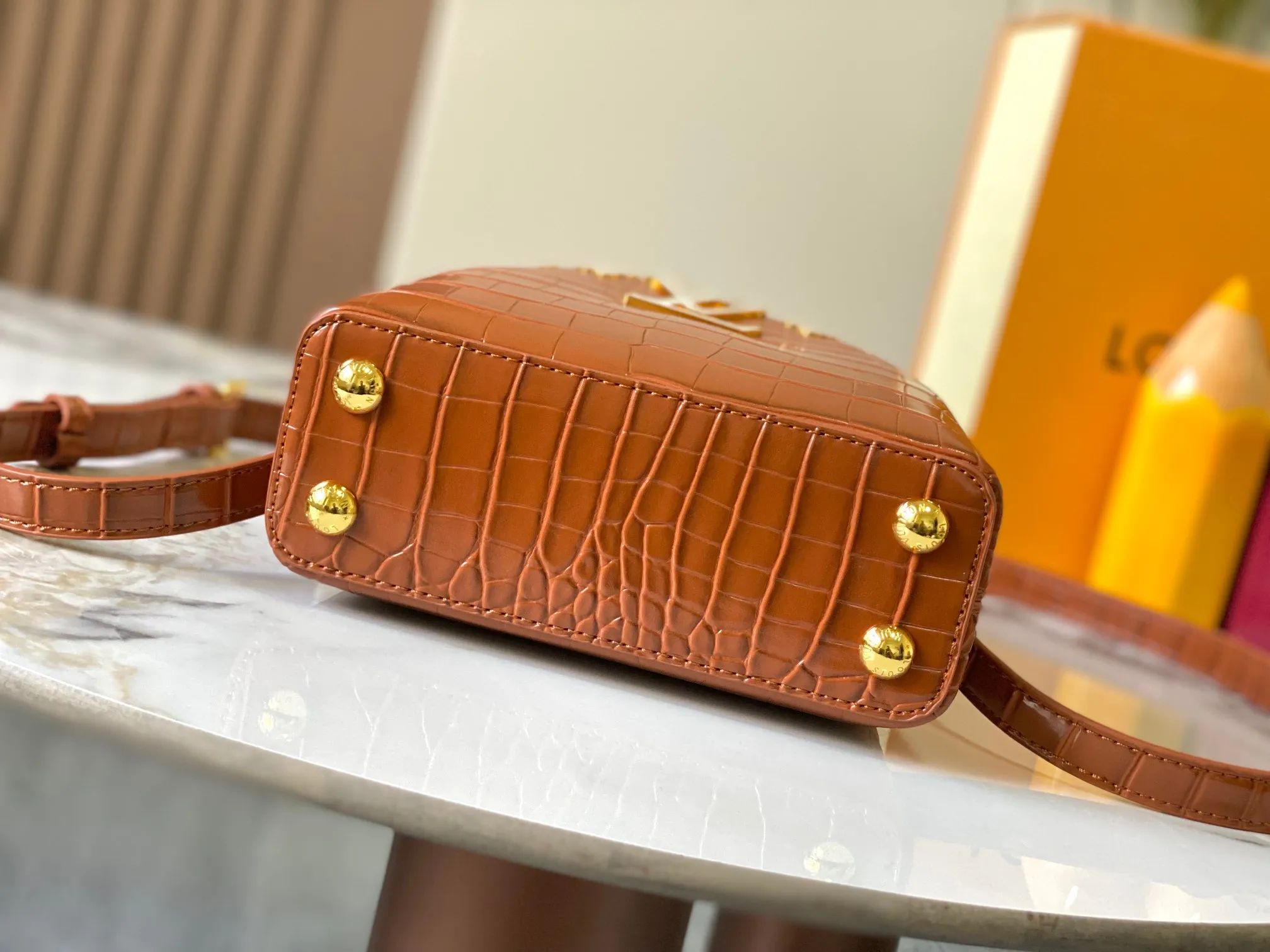 p440 [Guangzhou top quality original] M86153 This Capucines mini handbag is made of Monogram crocodile pattern with pointed flowers and decorative lines, with LV letters and woven chains infused with metallic edges, and with contrasting leather trim. The flip cover can be placed externally or internally, and the neat inner layer and multiple carrying methods complete the functional details.  21x 14 x 8.0 cm (length x height x width)