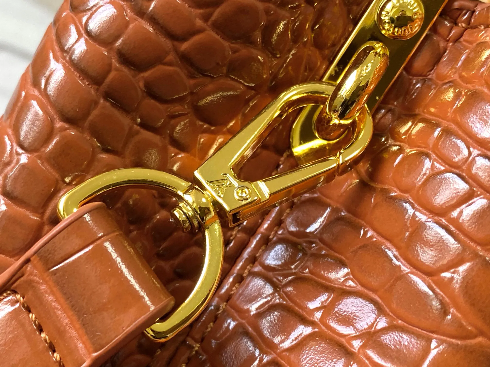 p440 [Guangzhou top quality original] M86153 This Capucines mini handbag is made of Monogram crocodile pattern with pointed flowers and decorative lines, with LV letters and woven chains infused with metallic edges, and with contrasting leather trim. The flip cover can be placed externally or internally, and the neat inner layer and multiple carrying methods complete the functional details.  21x 14 x 8.0 cm (length x height x width)