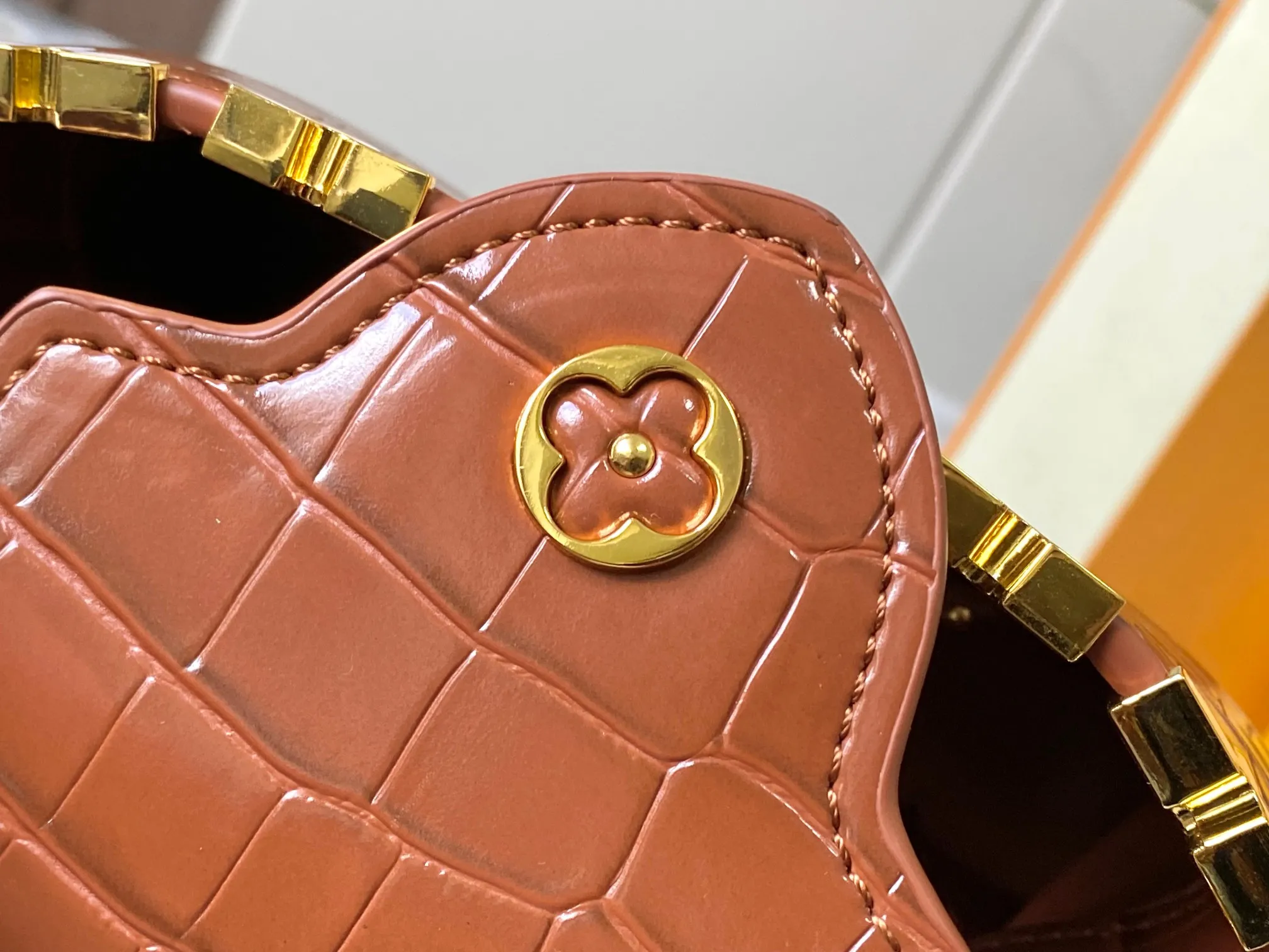 p440 [Guangzhou top quality original] M86153 This Capucines mini handbag is made of Monogram crocodile pattern with pointed flowers and decorative lines, with LV letters and woven chains infused with metallic edges, and with contrasting leather trim. The flip cover can be placed externally or internally, and the neat inner layer and multiple carrying methods complete the functional details.  21x 14 x 8.0 cm (length x height x width)