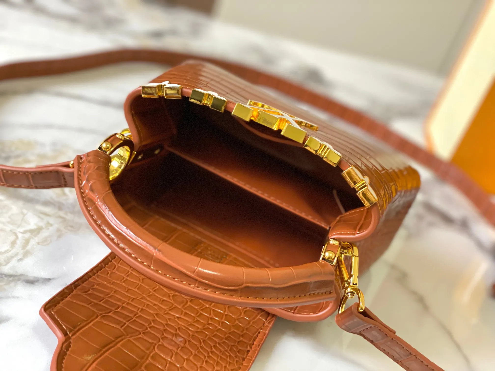 p440 [Guangzhou top quality original] M86153 This Capucines mini handbag is made of Monogram crocodile pattern with pointed flowers and decorative lines, with LV letters and woven chains infused with metallic edges, and with contrasting leather trim. The flip cover can be placed externally or internally, and the neat inner layer and multiple carrying methods complete the functional details.  21x 14 x 8.0 cm (length x height x width)
