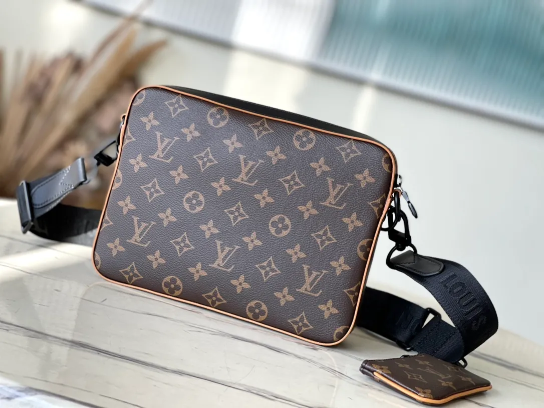💰940 Top quality original M46694 yellow leather with presbyopia Trio messenger bag made of Monogram Eclipse canvas and Monogram Eclipse Reverse canvas. A signature tonal pattern accentuates the lines of this versatile, modular design. In addition to the functions of a traditional cross-body bag, it also comes with a removable zipper bag and a coin purse attached to the strap. size：25x18.5x7cm