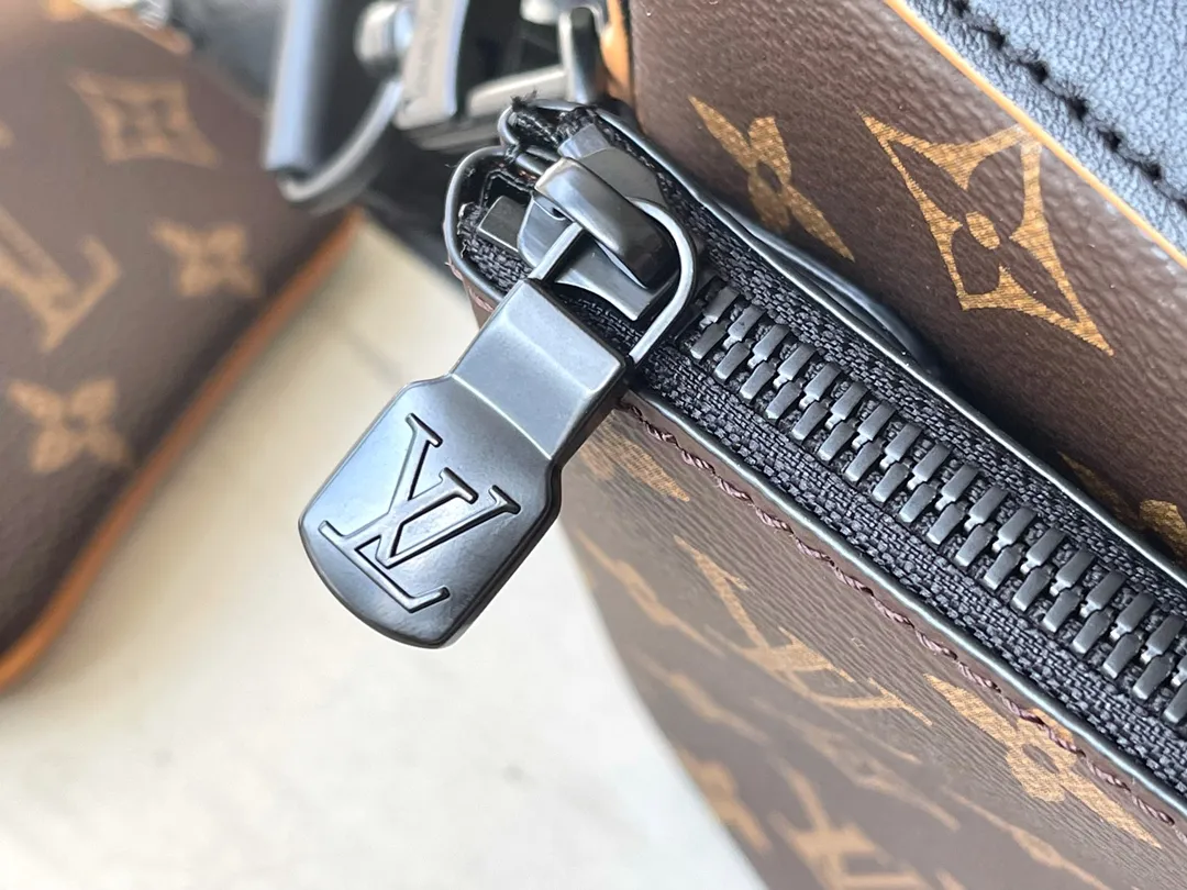 💰940 Top quality original M46694 yellow leather with presbyopia Trio messenger bag made of Monogram Eclipse canvas and Monogram Eclipse Reverse canvas. A signature tonal pattern accentuates the lines of this versatile, modular design. In addition to the functions of a traditional cross-body bag, it also comes with a removable zipper bag and a coin purse attached to the strap. size：25x18.5x7cm