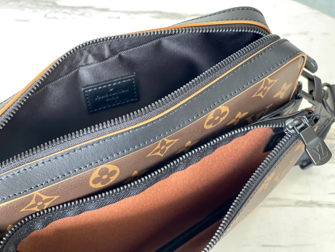 💰940 Top quality original M46694 yellow leather with presbyopia Trio messenger bag made of Monogram Eclipse canvas and Monogram Eclipse Reverse canvas. A signature tonal pattern accentuates the lines of this versatile, modular design. In addition to the functions of a traditional cross-body bag, it also comes with a removable zipper bag and a coin purse attached to the strap. size：25x18.5x7cm