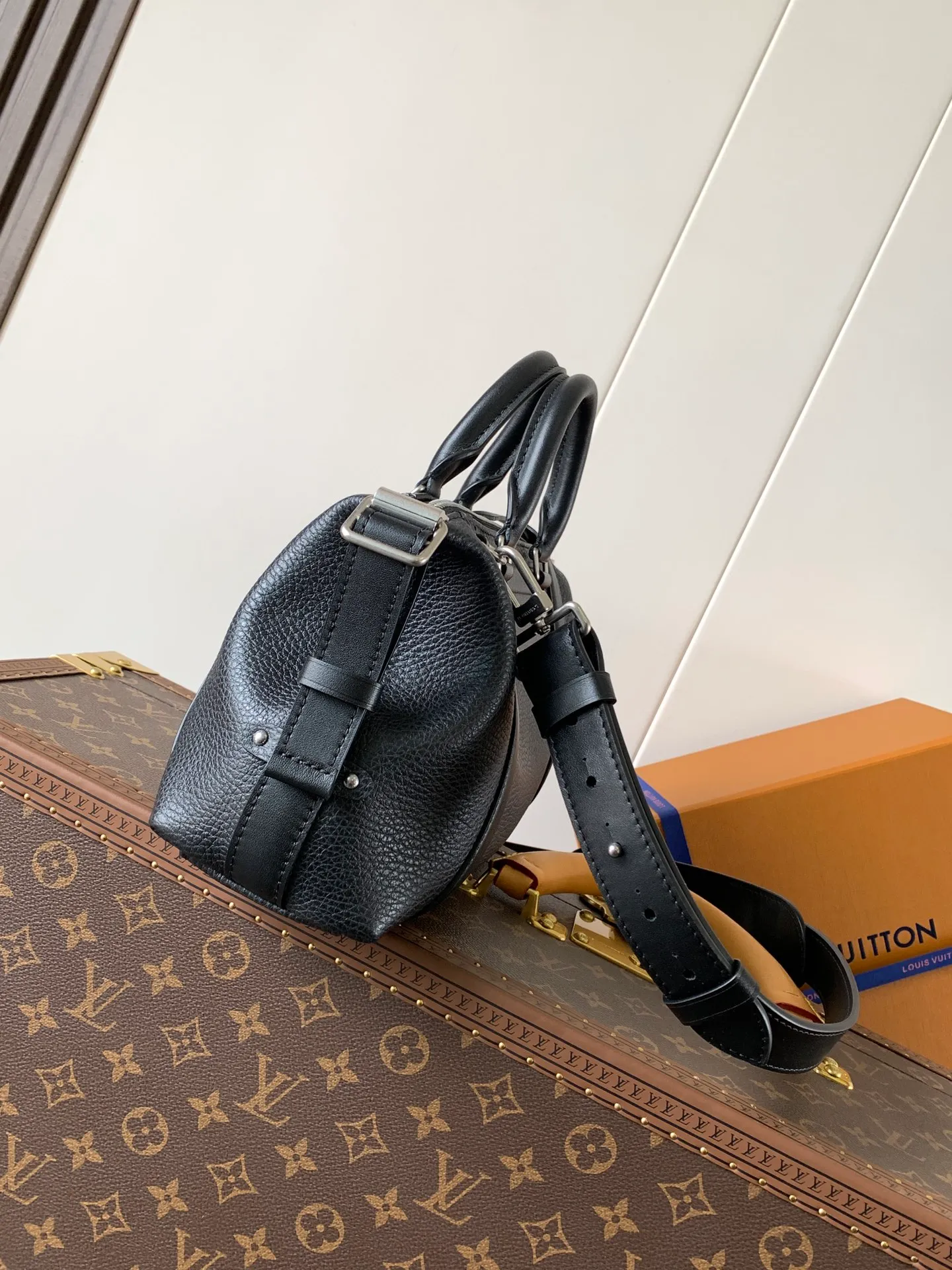💰1420 (top layer leather) small size top original order, transcoding chip black M14623 mini M14514 small size M14700 medium size dark gray M14702 medium size light gray M14721 small size M14721 medium size This Nano LV Rider handbag comes from the 2025 spring and summer series. It is pixelated grain sheep leather blended with smooth cow leather elements, and then LV The Circle logo is the finishing touch with a sophisticated patch. The foldable configuration makes it easy to store in a suitcase, and the modern design adds a rock-n-roll edge to any look.  Mini 10 x 10 x 23 cm Small 12 × 12 × 30 cm Medium 15 × 15 × 38 cm (H x W x L) Sheep leather Cow leather trim Textile lining Metal hardware Zipper closure Side slip straps Internal pocket Holds a 6.7-inch smartphone, Romy card holder and lipstick Shoulder strap: removable, adjustable Strap half-length: 30.0 cm Bag strap half length adjustable to: 45.0 cm Handle: double handle