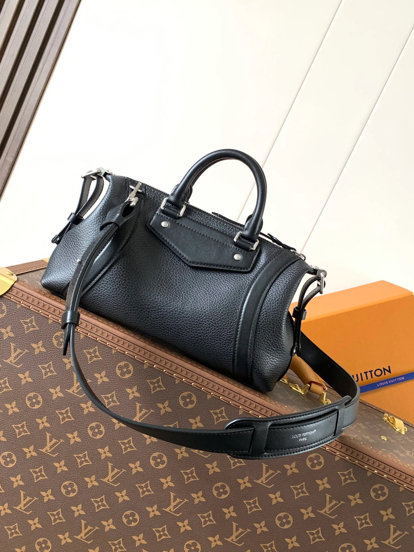 💰1420 (top layer leather) small size top original order, transcoding chip black M14623 mini M14514 small size M14700 medium size dark gray M14702 medium size light gray M14721 small size M14721 medium size This Nano LV Rider handbag comes from the 2025 spring and summer series. It is pixelated grain sheep leather blended with smooth cow leather elements, and then LV The Circle logo is the finishing touch with a sophisticated patch. The foldable configuration makes it easy to store in a suitcase, and the modern design adds a rock-n-roll edge to any look.  Mini 10 x 10 x 23 cm Small 12 × 12 × 30 cm Medium 15 × 15 × 38 cm (H x W x L) Sheep leather Cow leather trim Textile lining Metal hardware Zipper closure Side slip straps Internal pocket Holds a 6.7-inch smartphone, Romy card holder and lipstick Shoulder strap: removable, adjustable Strap half-length: 30.0 cm Bag strap half length adjustable to: 45.0 cm Handle: double handle