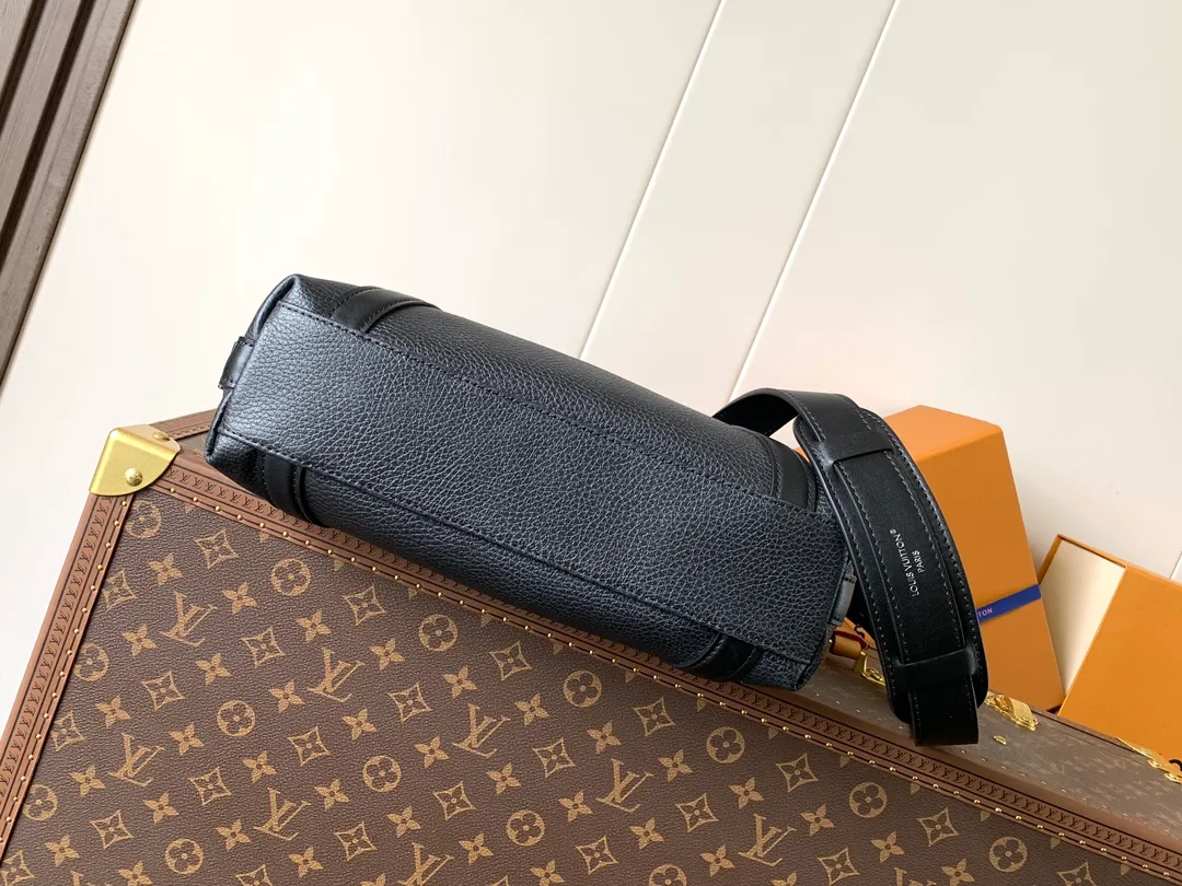 💰1420 (top layer leather) small size top original order, transcoding chip black M14623 mini M14514 small size M14700 medium size dark gray M14702 medium size light gray M14721 small size M14721 medium size This Nano LV Rider handbag comes from the 2025 spring and summer series. It is pixelated grain sheep leather blended with smooth cow leather elements, and then LV The Circle logo is the finishing touch with a sophisticated patch. The foldable configuration makes it easy to store in a suitcase, and the modern design adds a rock-n-roll edge to any look.  Mini 10 x 10 x 23 cm Small 12 × 12 × 30 cm Medium 15 × 15 × 38 cm (H x W x L) Sheep leather Cow leather trim Textile lining Metal hardware Zipper closure Side slip straps Internal pocket Holds a 6.7-inch smartphone, Romy card holder and lipstick Shoulder strap: removable, adjustable Strap half-length: 30.0 cm Bag strap half length adjustable to: 45.0 cm Handle: double handle