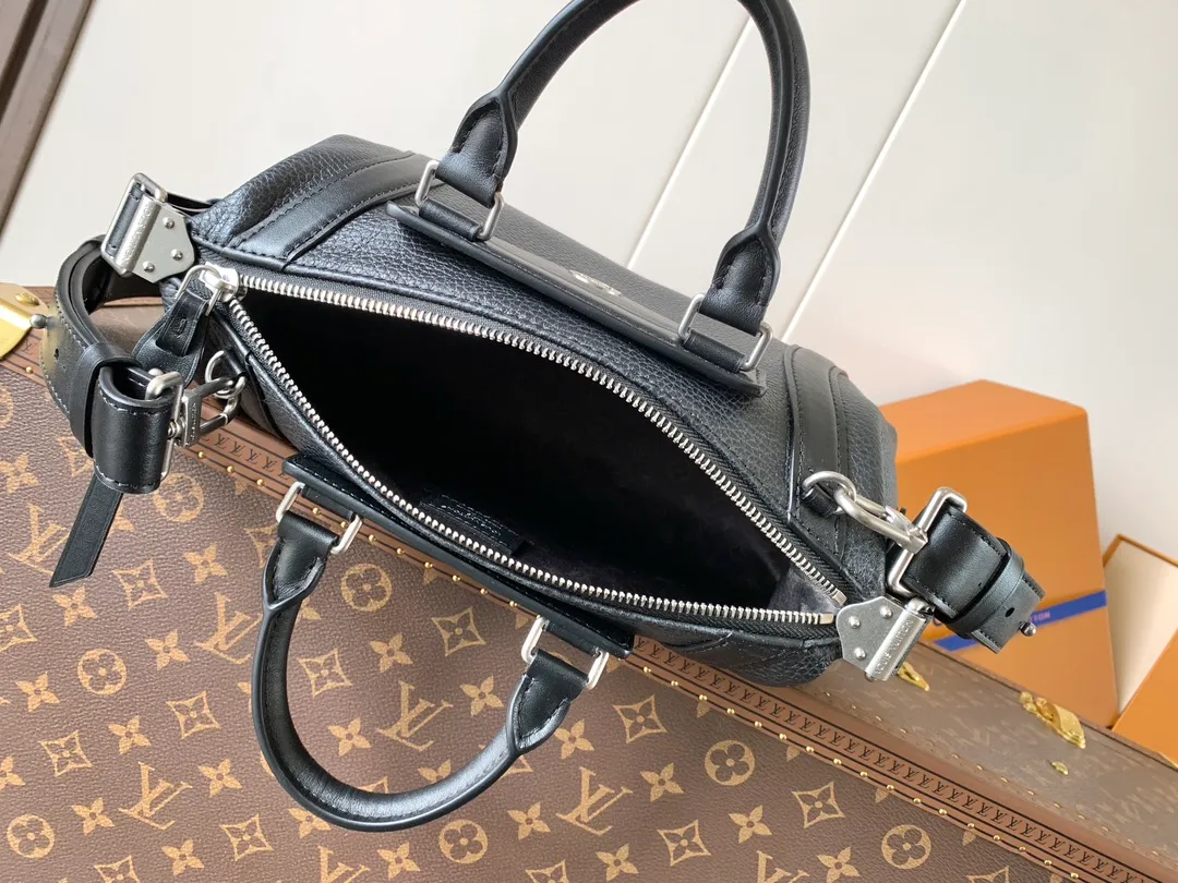 💰1420 (top layer leather) small size top original order, transcoding chip black M14623 mini M14514 small size M14700 medium size dark gray M14702 medium size light gray M14721 small size M14721 medium size This Nano LV Rider handbag comes from the 2025 spring and summer series. It is pixelated grain sheep leather blended with smooth cow leather elements, and then LV The Circle logo is the finishing touch with a sophisticated patch. The foldable configuration makes it easy to store in a suitcase, and the modern design adds a rock-n-roll edge to any look.  Mini 10 x 10 x 23 cm Small 12 × 12 × 30 cm Medium 15 × 15 × 38 cm (H x W x L) Sheep leather Cow leather trim Textile lining Metal hardware Zipper closure Side slip straps Internal pocket Holds a 6.7-inch smartphone, Romy card holder and lipstick Shoulder strap: removable, adjustable Strap half-length: 30.0 cm Bag strap half length adjustable to: 45.0 cm Handle: double handle