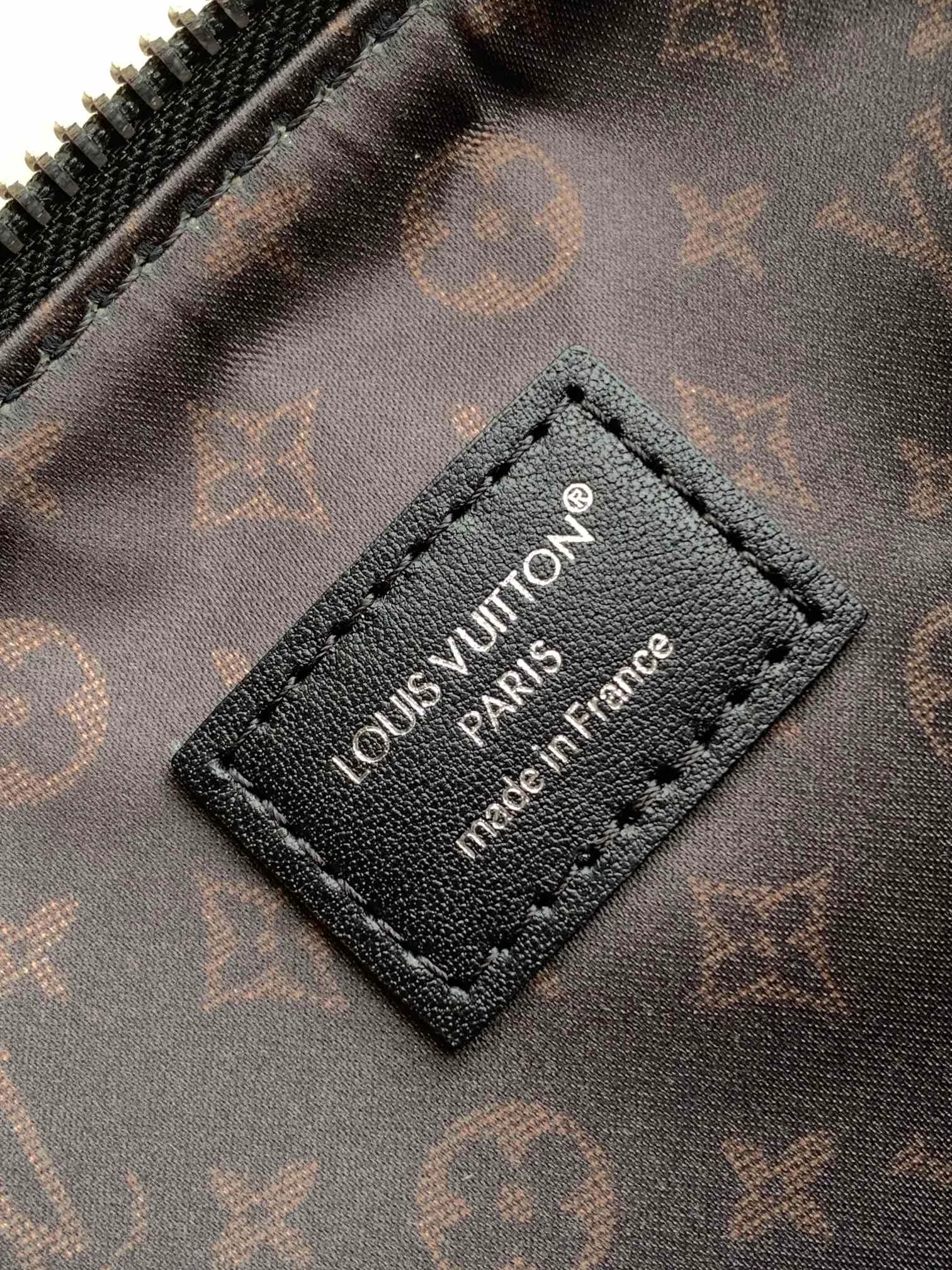 💰1420 (top layer leather) small size top original order, transcoding chip black M14623 mini M14514 small size M14700 medium size dark gray M14702 medium size light gray M14721 small size M14721 medium size This Nano LV Rider handbag comes from the 2025 spring and summer series. It is pixelated grain sheep leather blended with smooth cow leather elements, and then LV The Circle logo is the finishing touch with a sophisticated patch. The foldable configuration makes it easy to store in a suitcase, and the modern design adds a rock-n-roll edge to any look.  Mini 10 x 10 x 23 cm Small 12 × 12 × 30 cm Medium 15 × 15 × 38 cm (H x W x L) Sheep leather Cow leather trim Textile lining Metal hardware Zipper closure Side slip straps Internal pocket Holds a 6.7-inch smartphone, Romy card holder and lipstick Shoulder strap: removable, adjustable Strap half-length: 30.0 cm Bag strap half length adjustable to: 45.0 cm Handle: double handle