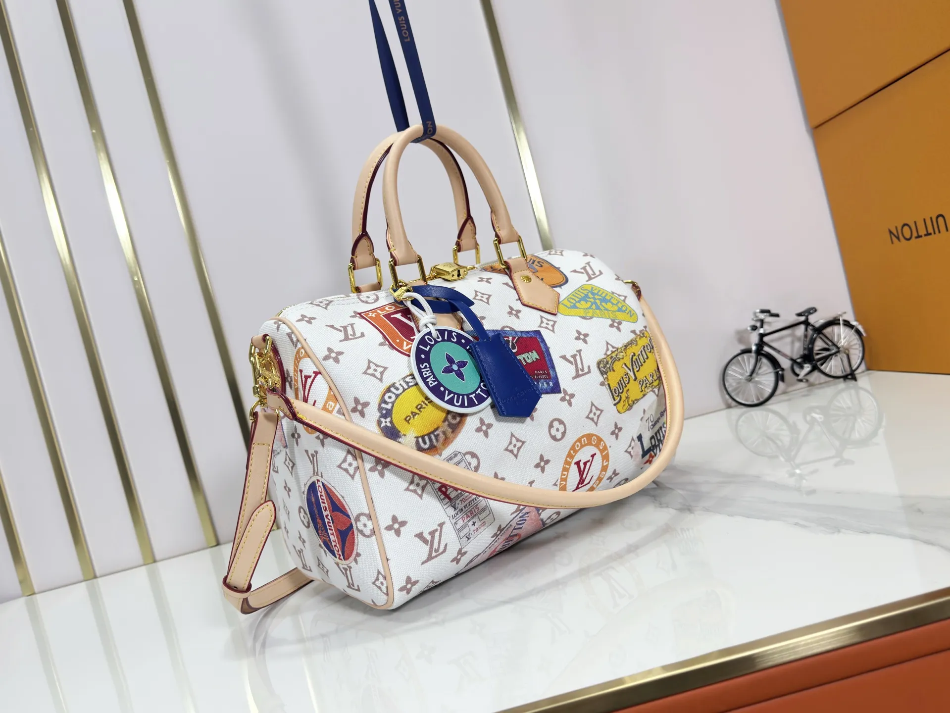 P300 upgraded original M14587 M40391 M14736 This Sedy Soft 30 handbag interprets the Monogram Dune with retro touches, with aircraft-shaped decoration and collage effect label, paying tribute to the design of the Gaston Louis Vuitton collection series. The long handle makes it easy to carry on the shoulder, making it a great travel companion. 30.0 x 21.0 x 17.0 cm (L x H x W) • Coated canvas • Cow leather trim • Metal hardware • Double zipper closure • Internal zippered pocket • Key holder • Patch name tag • Airplane style decoration • Holds 9" tablet, 6.7" smart phone, Ziy long wallet, keys, tissues, and sun • Shoulder strap: removable, non-adjustable • Strap half length: 24.0 cm • Handle: Double handle.