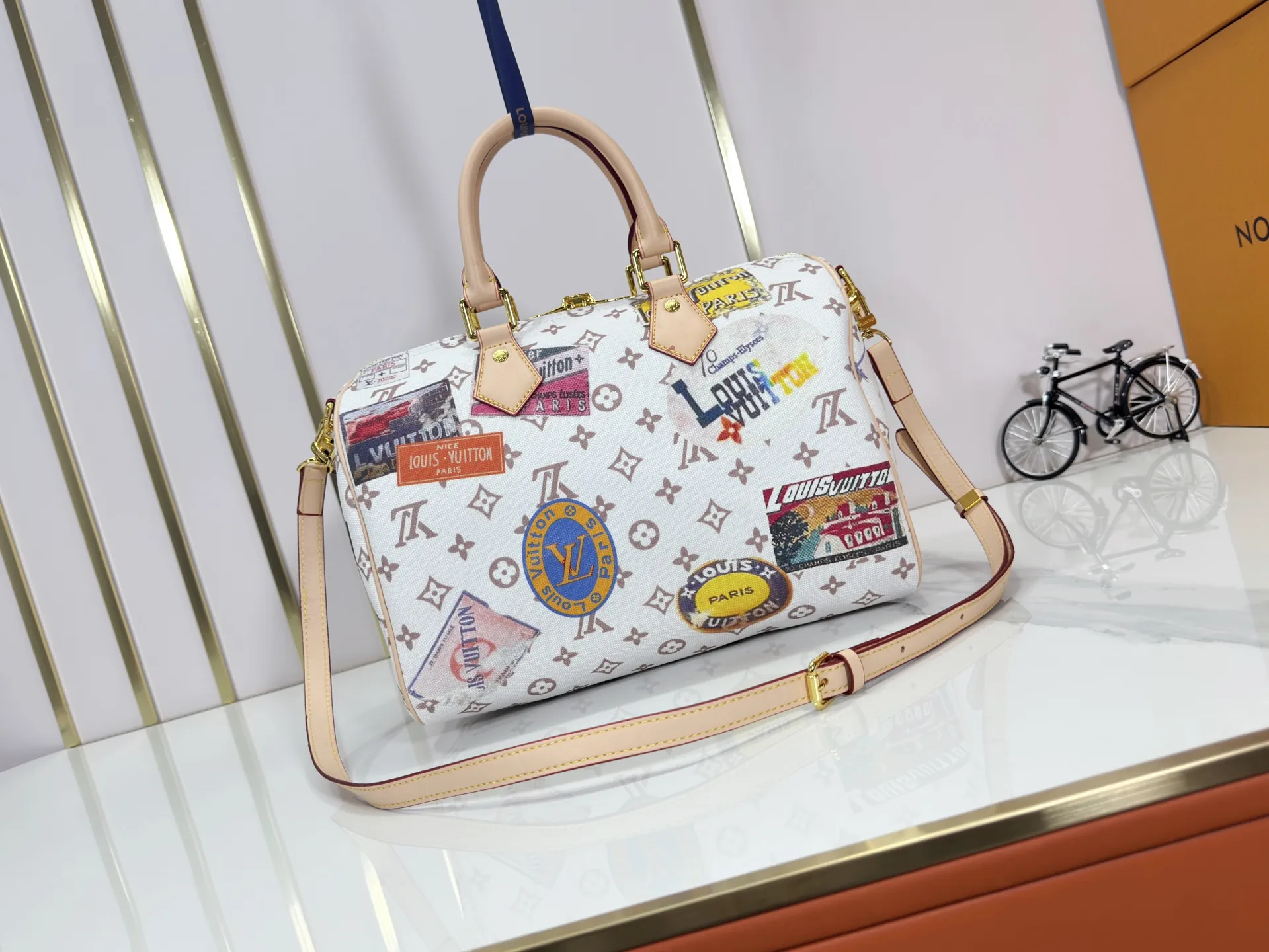 P300 upgraded original M14587 M40391 M14736 This Sedy Soft 30 handbag interprets the Monogram Dune with retro touches, with aircraft-shaped decoration and collage effect label, paying tribute to the design of the Gaston Louis Vuitton collection series. The long handle makes it easy to carry on the shoulder, making it a great travel companion. 30.0 x 21.0 x 17.0 cm (L x H x W) • Coated canvas • Cow leather trim • Metal hardware • Double zipper closure • Internal zippered pocket • Key holder • Patch name tag • Airplane style decoration • Holds 9" tablet, 6.7" smart phone, Ziy long wallet, keys, tissues, and sun • Shoulder strap: removable, non-adjustable • Strap half length: 24.0 cm • Handle: Double handle.