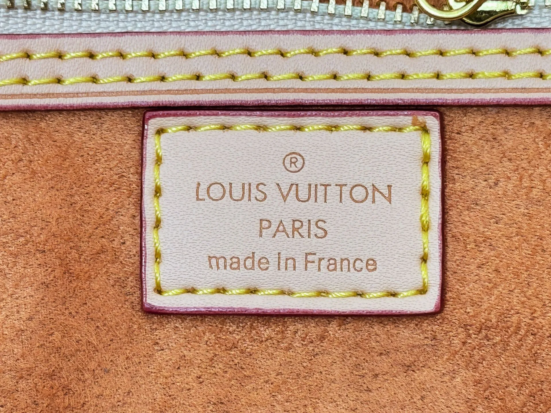 P300 upgraded original M14587 M40391 M14736 This Sedy Soft 30 handbag interprets the Monogram Dune with retro touches, with aircraft-shaped decoration and collage effect label, paying tribute to the design of the Gaston Louis Vuitton collection series. The long handle makes it easy to carry on the shoulder, making it a great travel companion. 30.0 x 21.0 x 17.0 cm (L x H x W) • Coated canvas • Cow leather trim • Metal hardware • Double zipper closure • Internal zippered pocket • Key holder • Patch name tag • Airplane style decoration • Holds 9" tablet, 6.7" smart phone, Ziy long wallet, keys, tissues, and sun • Shoulder strap: removable, non-adjustable • Strap half length: 24.0 cm • Handle: Double handle.
