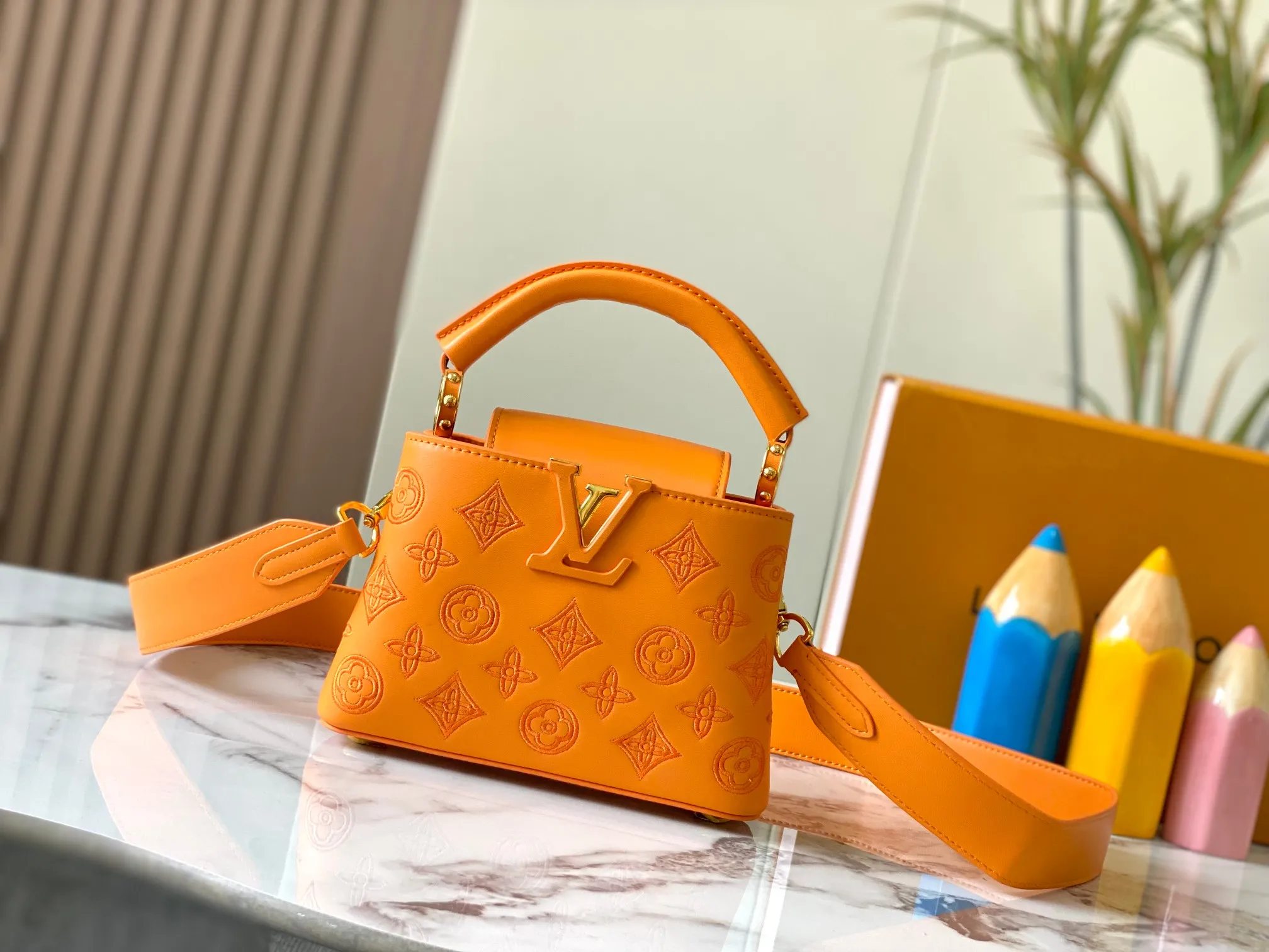 Upgraded version P440 M20741 Bourdon stitch embroidered gold buckle This Capucines mini handbag comes from the LV Broderie Anglaise capsule series designed by Nicolas Ghesquière, which transfers the embroidery technology in the ready-to-wear series to this. For the first time, the Monogram pattern appears on cow leather through cutting, and is embellished with Bourdon stitching, which is exquisitely crafted with craftsmanship.  Detailed features 21 x 14 x8 cm (length x height x width)