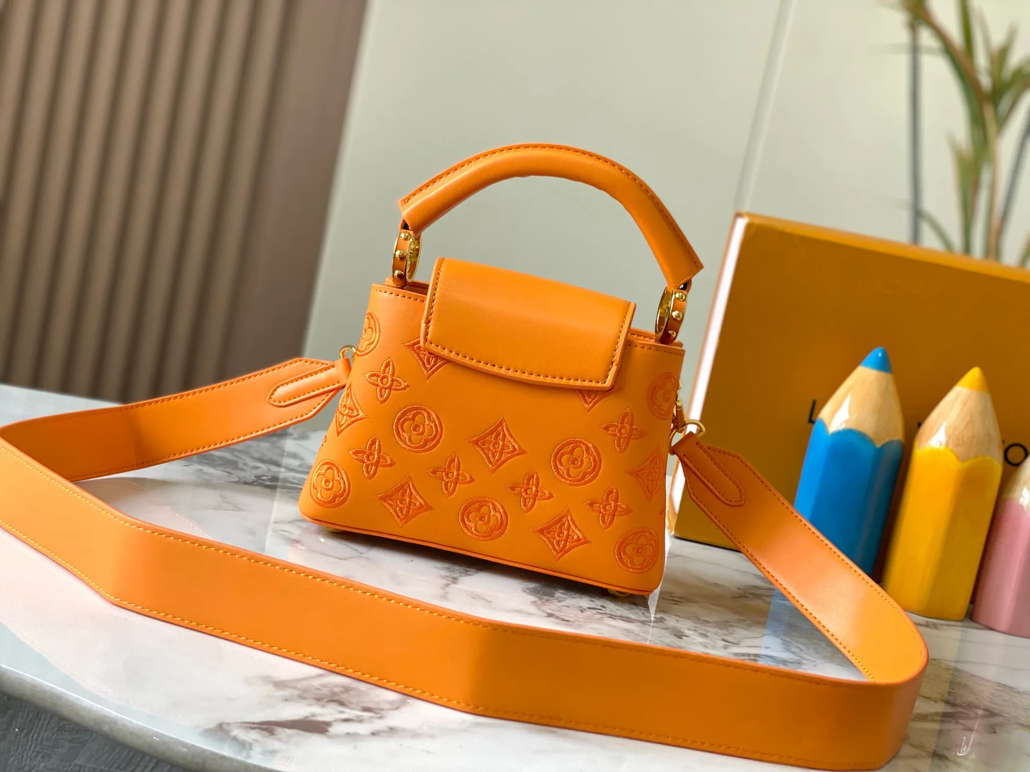 Upgraded version P440 M20741 Bourdon stitch embroidered gold buckle This Capucines mini handbag comes from the LV Broderie Anglaise capsule series designed by Nicolas Ghesquière, which transfers the embroidery technology in the ready-to-wear series to this. For the first time, the Monogram pattern appears on cow leather through cutting, and is embellished with Bourdon stitching, which is exquisitely crafted with craftsmanship.  Detailed features 21 x 14 x8 cm (length x height x width)