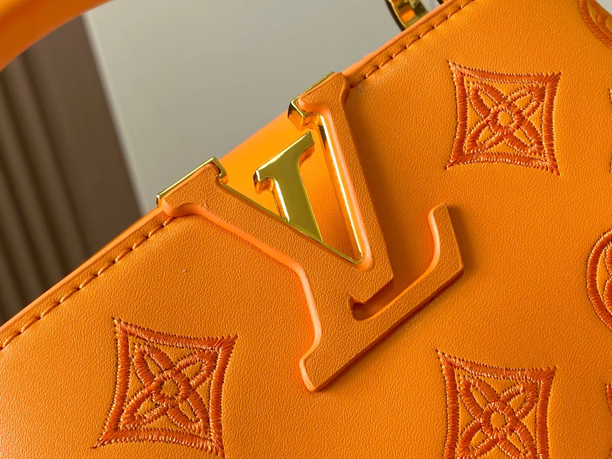 Upgraded version P440 M20741 Bourdon stitch embroidered gold buckle This Capucines mini handbag comes from the LV Broderie Anglaise capsule series designed by Nicolas Ghesquière, which transfers the embroidery technology in the ready-to-wear series to this. For the first time, the Monogram pattern appears on cow leather through cutting, and is embellished with Bourdon stitching, which is exquisitely crafted with craftsmanship.  Detailed features 21 x 14 x8 cm (length x height x width)