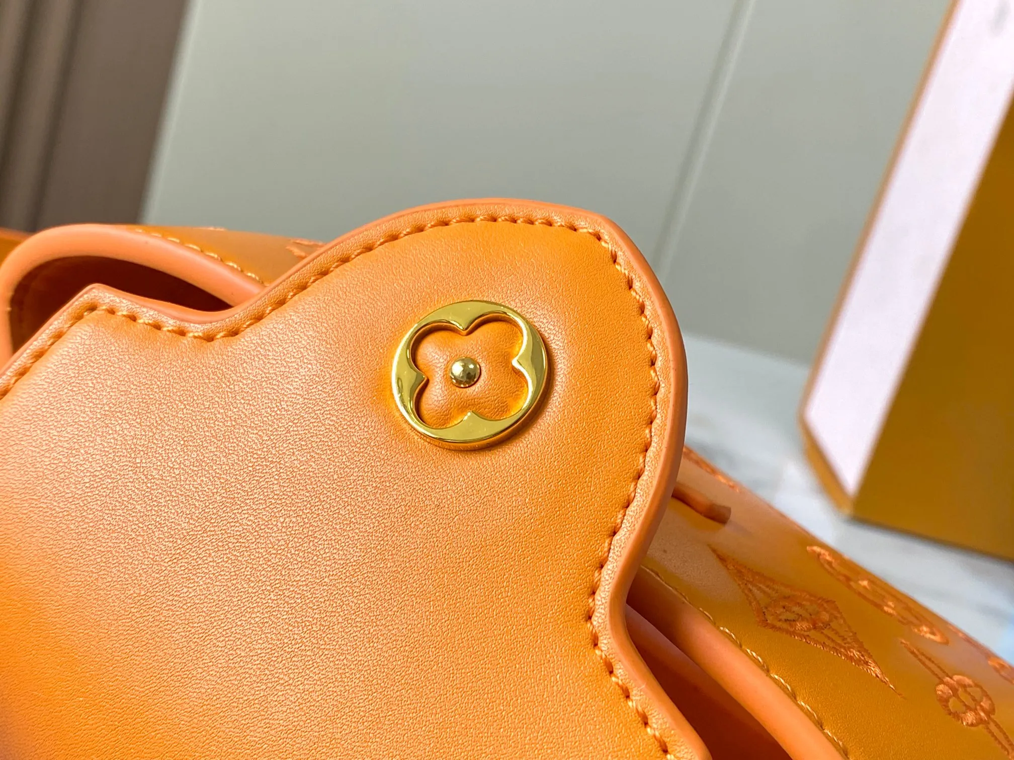 Upgraded version P440 M20741 Bourdon stitch embroidered gold buckle This Capucines mini handbag comes from the LV Broderie Anglaise capsule series designed by Nicolas Ghesquière, which transfers the embroidery technology in the ready-to-wear series to this. For the first time, the Monogram pattern appears on cow leather through cutting, and is embellished with Bourdon stitching, which is exquisitely crafted with craftsmanship.  Detailed features 21 x 14 x8 cm (length x height x width)