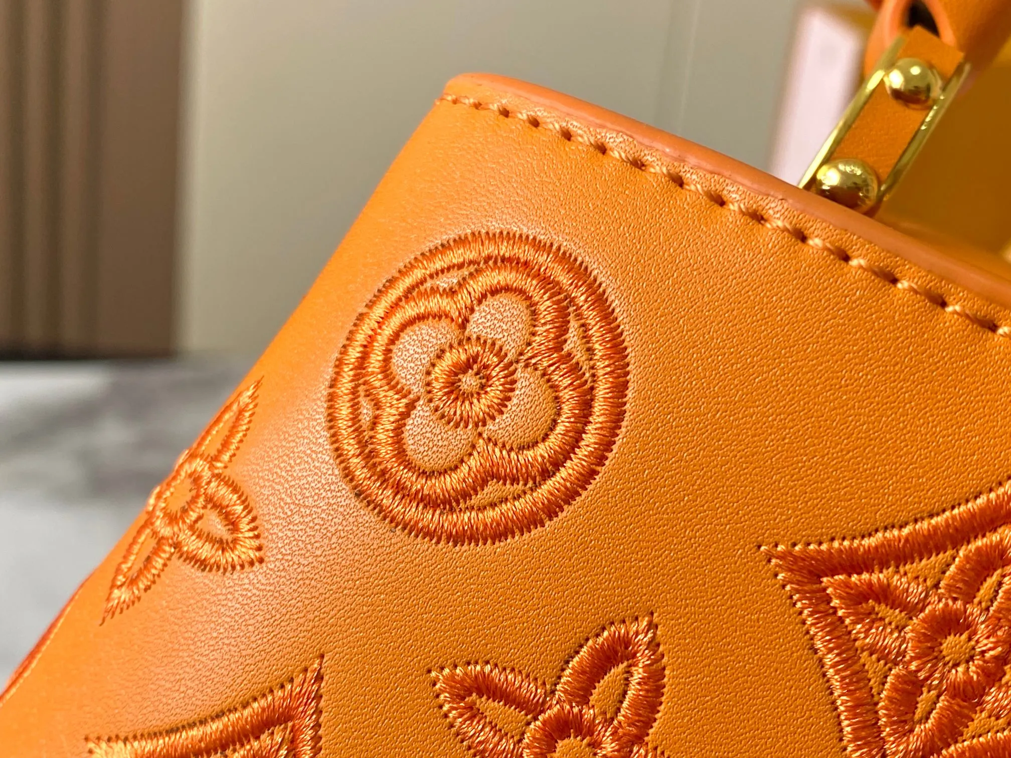 Upgraded version P440 M20741 Bourdon stitch embroidered gold buckle This Capucines mini handbag comes from the LV Broderie Anglaise capsule series designed by Nicolas Ghesquière, which transfers the embroidery technology in the ready-to-wear series to this. For the first time, the Monogram pattern appears on cow leather through cutting, and is embellished with Bourdon stitching, which is exquisitely crafted with craftsmanship.  Detailed features 21 x 14 x8 cm (length x height x width)