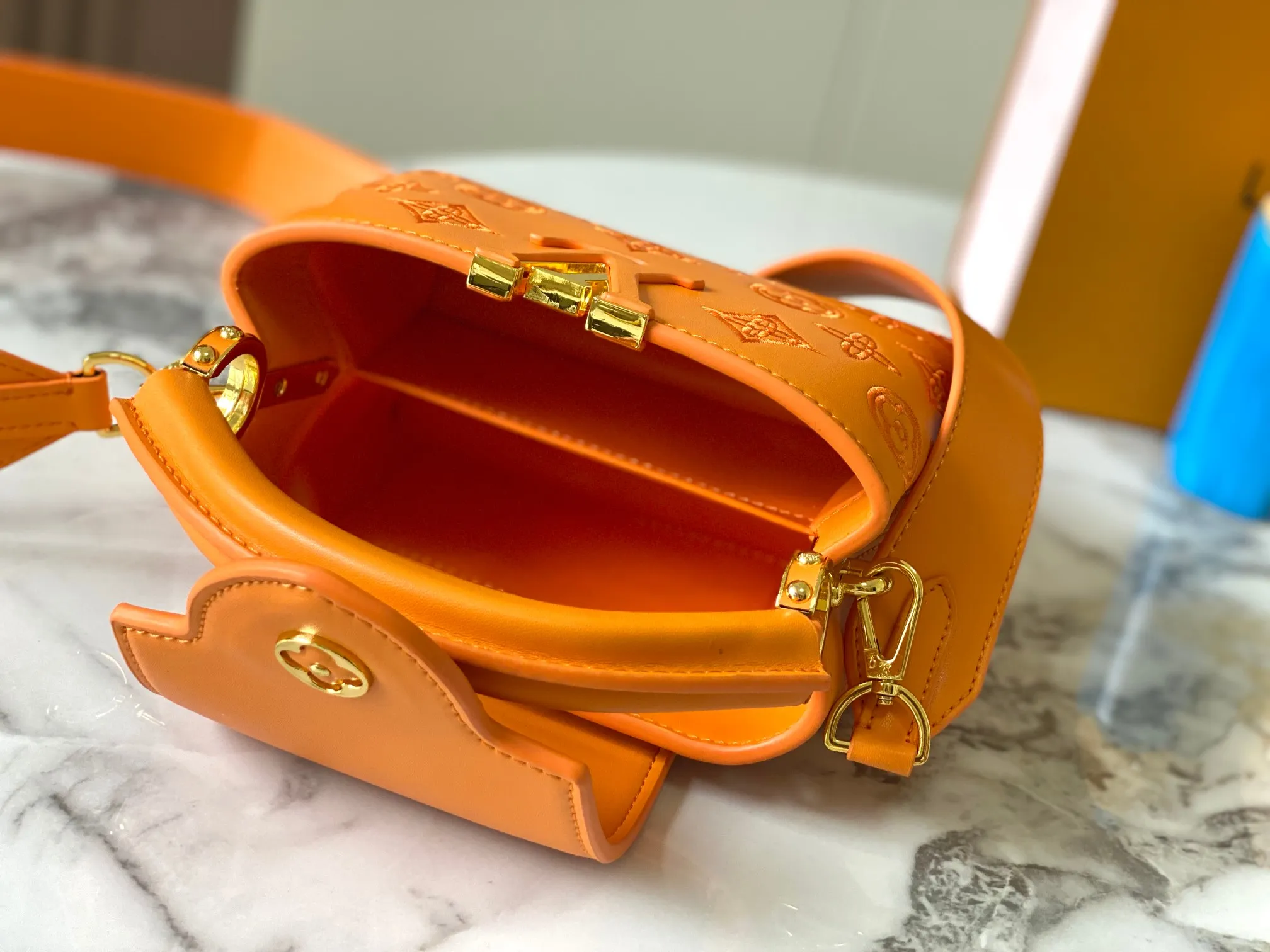 Upgraded version P440 M20741 Bourdon stitch embroidered gold buckle This Capucines mini handbag comes from the LV Broderie Anglaise capsule series designed by Nicolas Ghesquière, which transfers the embroidery technology in the ready-to-wear series to this. For the first time, the Monogram pattern appears on cow leather through cutting, and is embellished with Bourdon stitching, which is exquisitely crafted with craftsmanship.  Detailed features 21 x 14 x8 cm (length x height x width)