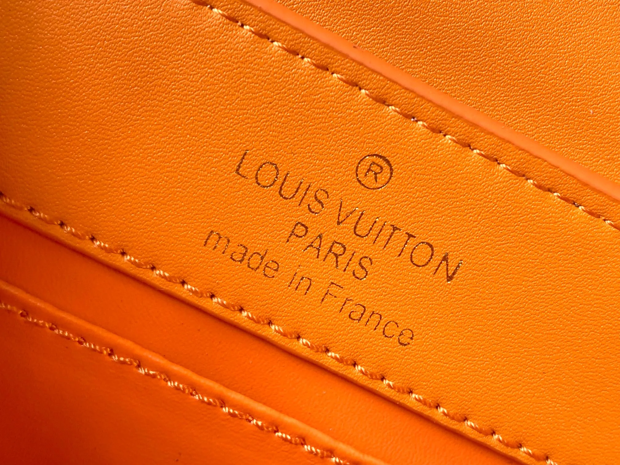 Upgraded version P440 M20741 Bourdon stitch embroidered gold buckle This Capucines mini handbag comes from the LV Broderie Anglaise capsule series designed by Nicolas Ghesquière, which transfers the embroidery technology in the ready-to-wear series to this. For the first time, the Monogram pattern appears on cow leather through cutting, and is embellished with Bourdon stitching, which is exquisitely crafted with craftsmanship.  Detailed features 21 x 14 x8 cm (length x height x width)
