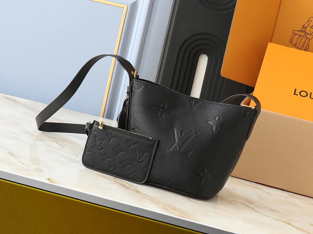 💰220💰Upgraded from the original M12925 M12926 M13480 M13044 M14356 M13045 M13089 This All In BB handbag is made of Monogram cow leather with shiny metal parts, and the iconic padlock and nameplate highlight the classic style. The adjustable shoulder strap continues the brand's trunk-making heritage, and the leather shoulder strap adds cross-body and shoulder carry options. The foldable design enables the silhouette to be retracted and retracted freely, providing ample space for daily use. 16.0 x 18.0 x 12.0 cm (length x height x width)