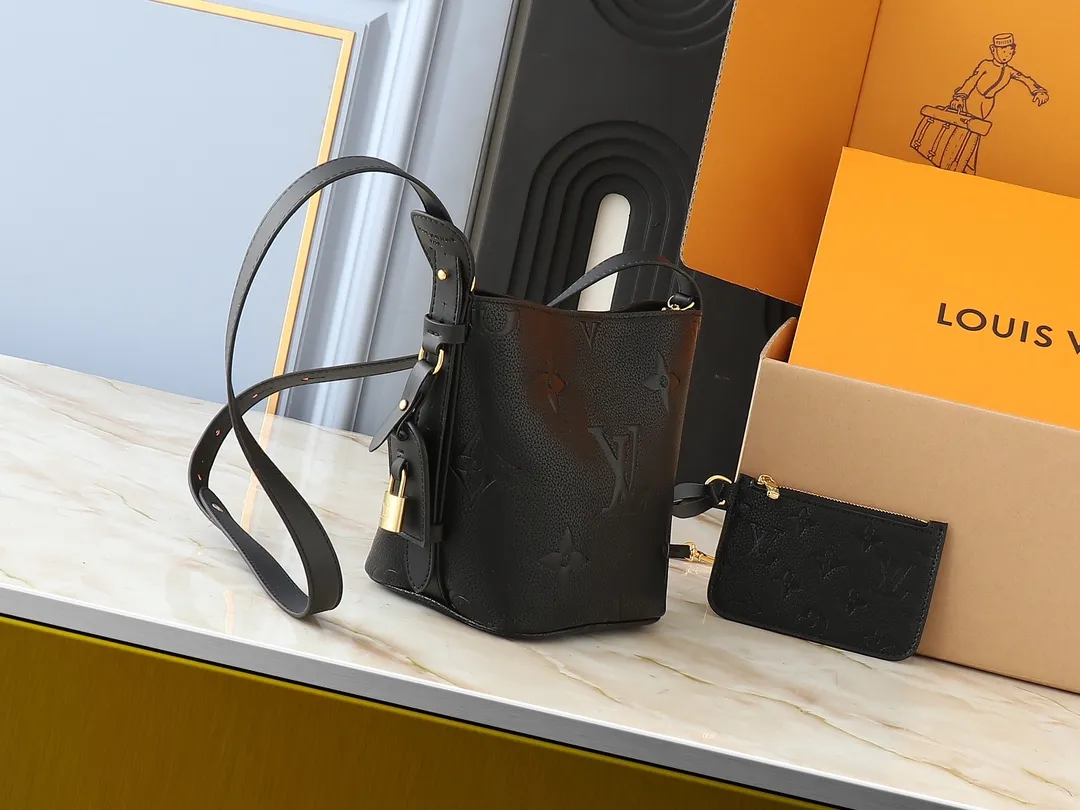 💰220💰Upgraded from the original M12925 M12926 M13480 M13044 M14356 M13045 M13089 This All In BB handbag is made of Monogram cow leather with shiny metal parts, and the iconic padlock and nameplate highlight the classic style. The adjustable shoulder strap continues the brand's trunk-making heritage, and the leather shoulder strap adds cross-body and shoulder carry options. The foldable design enables the silhouette to be retracted and retracted freely, providing ample space for daily use. 16.0 x 18.0 x 12.0 cm (length x height x width)