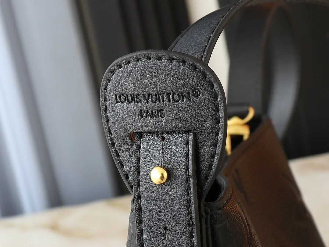 💰220💰Upgraded from the original M12925 M12926 M13480 M13044 M14356 M13045 M13089 This All In BB handbag is made of Monogram cow leather with shiny metal parts, and the iconic padlock and nameplate highlight the classic style. The adjustable shoulder strap continues the brand's trunk-making heritage, and the leather shoulder strap adds cross-body and shoulder carry options. The foldable design enables the silhouette to be retracted and retracted freely, providing ample space for daily use. 16.0 x 18.0 x 12.0 cm (length x height x width)
