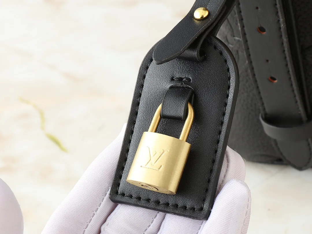 💰220💰Upgraded from the original M12925 M12926 M13480 M13044 M14356 M13045 M13089 This All In BB handbag is made of Monogram cow leather with shiny metal parts, and the iconic padlock and nameplate highlight the classic style. The adjustable shoulder strap continues the brand's trunk-making heritage, and the leather shoulder strap adds cross-body and shoulder carry options. The foldable design enables the silhouette to be retracted and retracted freely, providing ample space for daily use. 16.0 x 18.0 x 12.0 cm (length x height x width)