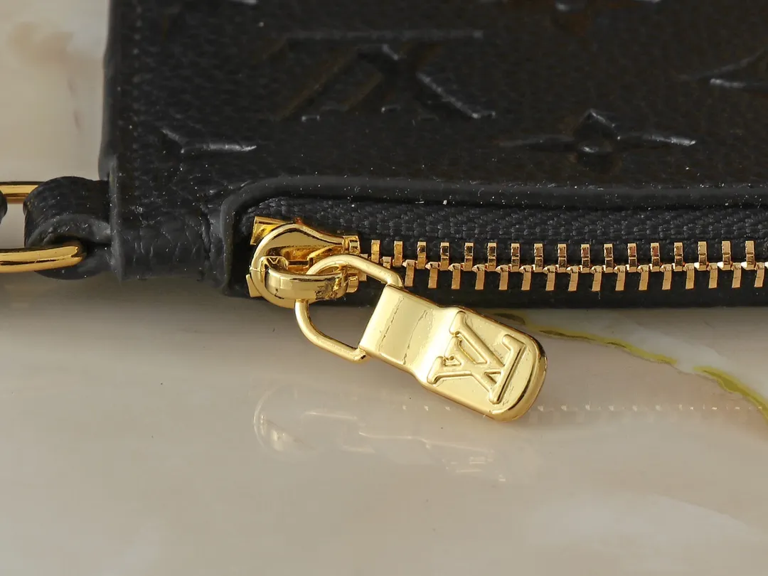 💰220💰Upgraded from the original M12925 M12926 M13480 M13044 M14356 M13045 M13089 This All In BB handbag is made of Monogram cow leather with shiny metal parts, and the iconic padlock and nameplate highlight the classic style. The adjustable shoulder strap continues the brand's trunk-making heritage, and the leather shoulder strap adds cross-body and shoulder carry options. The foldable design enables the silhouette to be retracted and retracted freely, providing ample space for daily use. 16.0 x 18.0 x 12.0 cm (length x height x width)