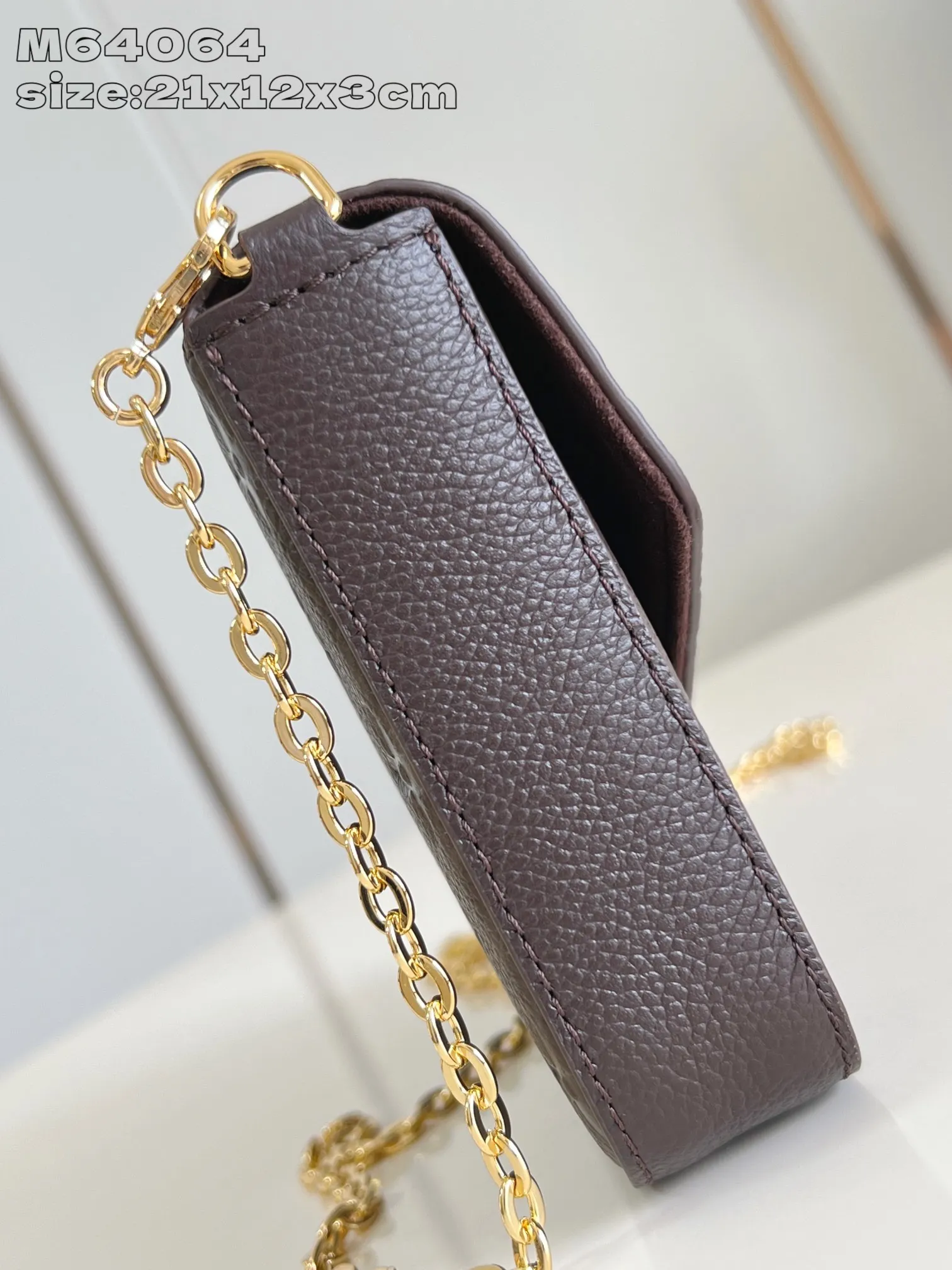 💰740 (top layer leather) top quality original item [Exclusive real shot M64064 chocolate embossed] M14193 Pochette Félicie chain bag is made of Monogram Empreinte leather, with subtle embossing to present Louis Vuitton's classic Monogram pattern. The envelope-style construction offers ample interior space, and includes a removable zippered pocket and card compartment. Attach the chain to explore more modern carrying options. 21 x 12 x 3 cm (length x height x width)