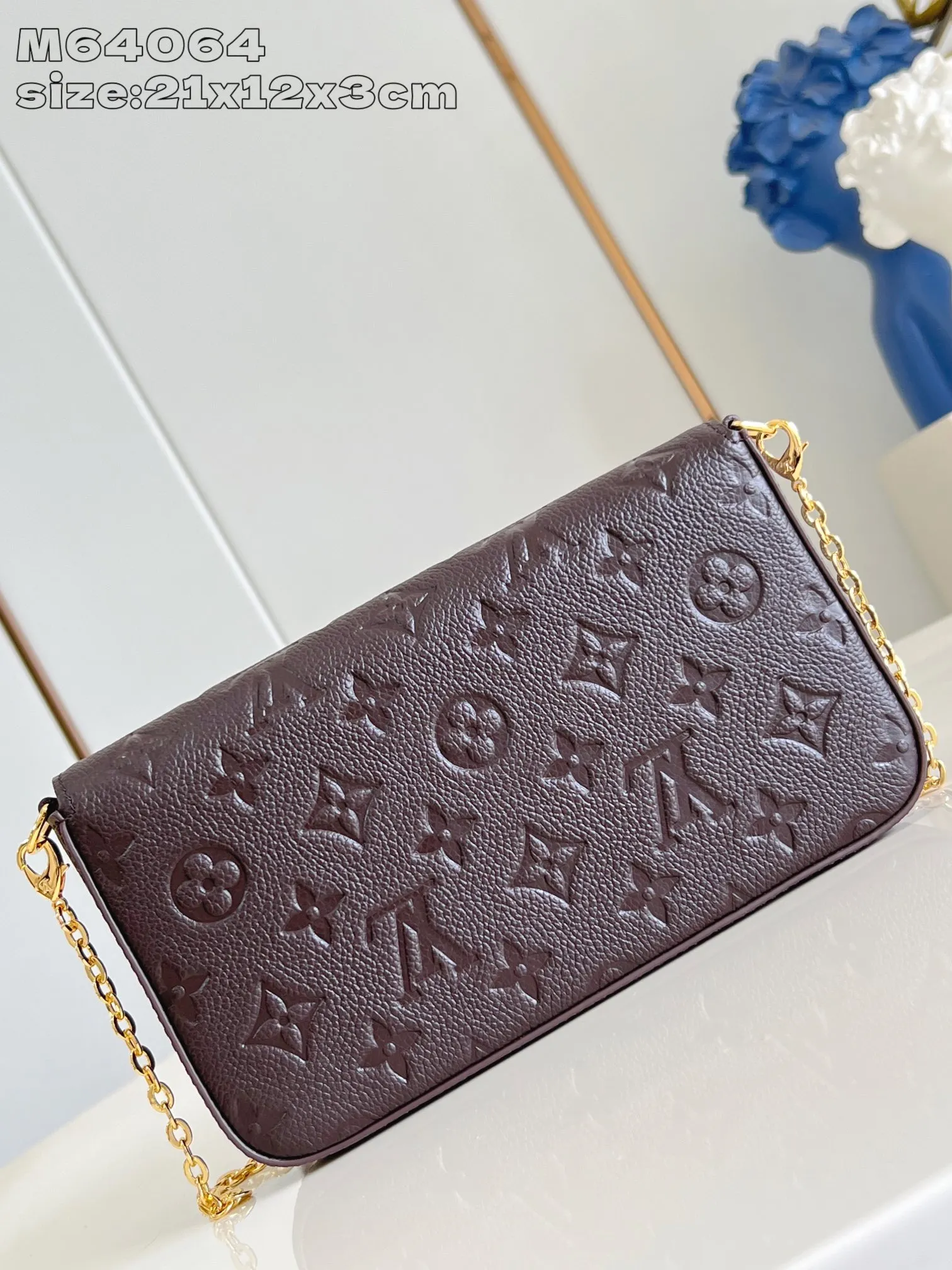 💰740 (top layer leather) top quality original item [Exclusive real shot M64064 chocolate embossed] M14193 Pochette Félicie chain bag is made of Monogram Empreinte leather, with subtle embossing to present Louis Vuitton's classic Monogram pattern. The envelope-style construction offers ample interior space, and includes a removable zippered pocket and card compartment. Attach the chain to explore more modern carrying options. 21 x 12 x 3 cm (length x height x width)
