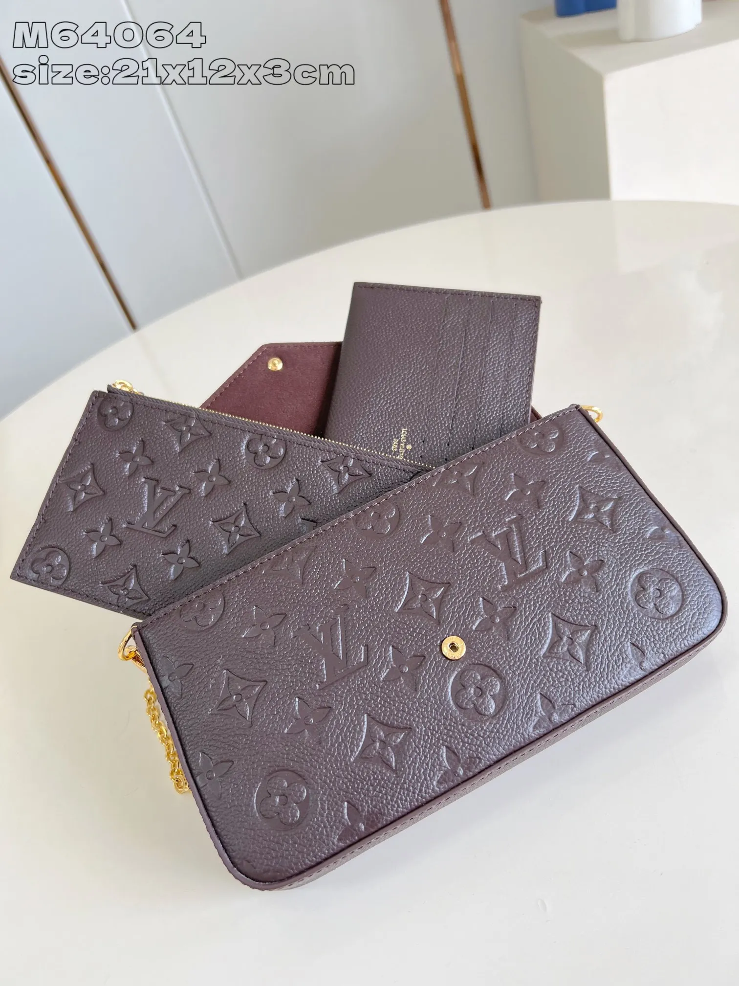 💰740 (top layer leather) top quality original item [Exclusive real shot M64064 chocolate embossed] M14193 Pochette Félicie chain bag is made of Monogram Empreinte leather, with subtle embossing to present Louis Vuitton's classic Monogram pattern. The envelope-style construction offers ample interior space, and includes a removable zippered pocket and card compartment. Attach the chain to explore more modern carrying options. 21 x 12 x 3 cm (length x height x width)