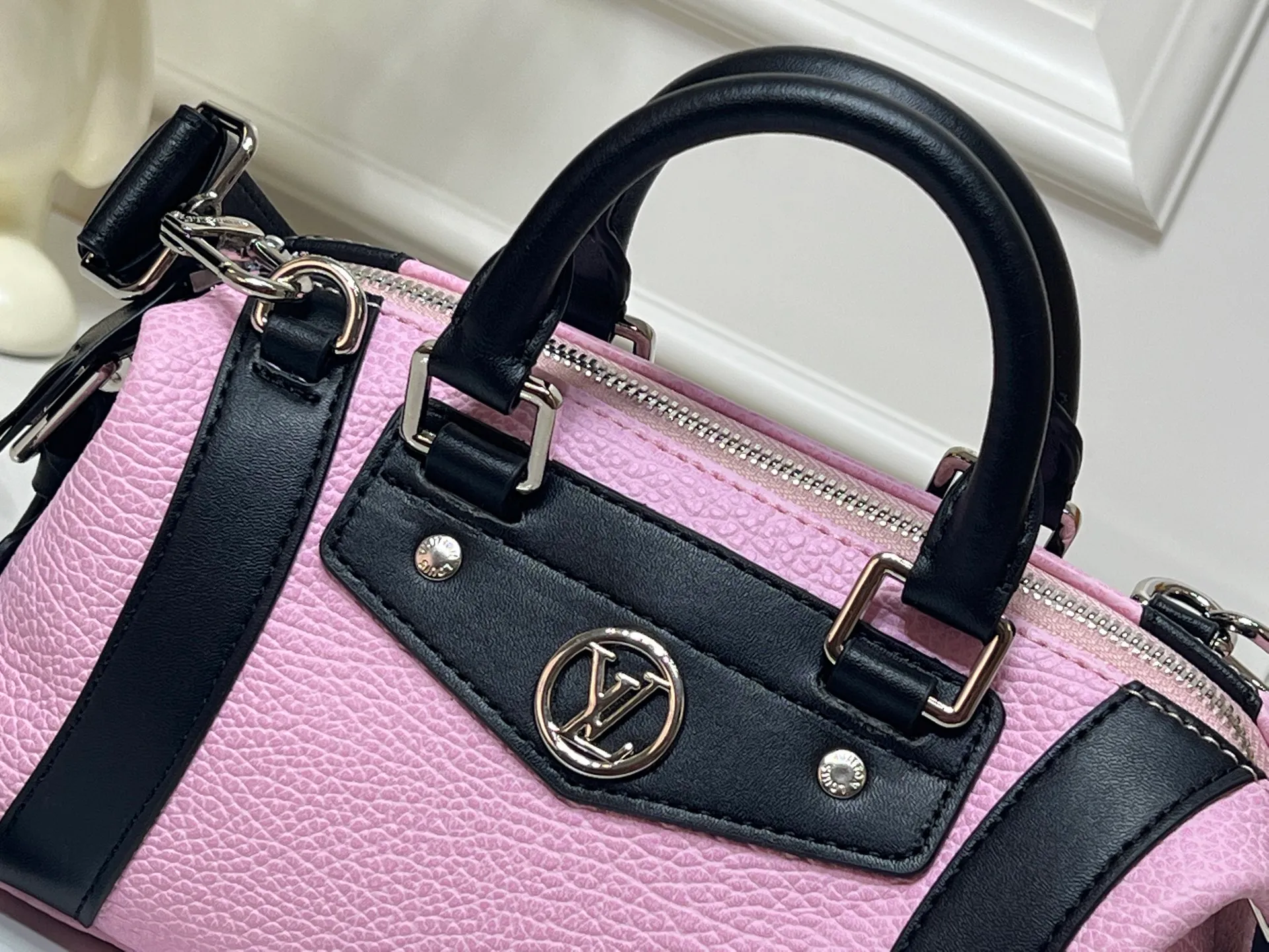 Batch 320💰[Exclusive real shot] Small size M25566 M14623 Full leather motorcycle bag M14702 M14700 NANO LV BIKER handbag This Nano LV Rider handbag is from the 2025 spring and summer series. It is made of pixelated grain sheep leather with smooth cow leather elements, and is decorated with LV Circle logo. The foldable configuration makes it easy to store in a suitcase, and the modern design adds a rock-n-roll edge to any look. Dimensions: 10 x 10 x 23 cm