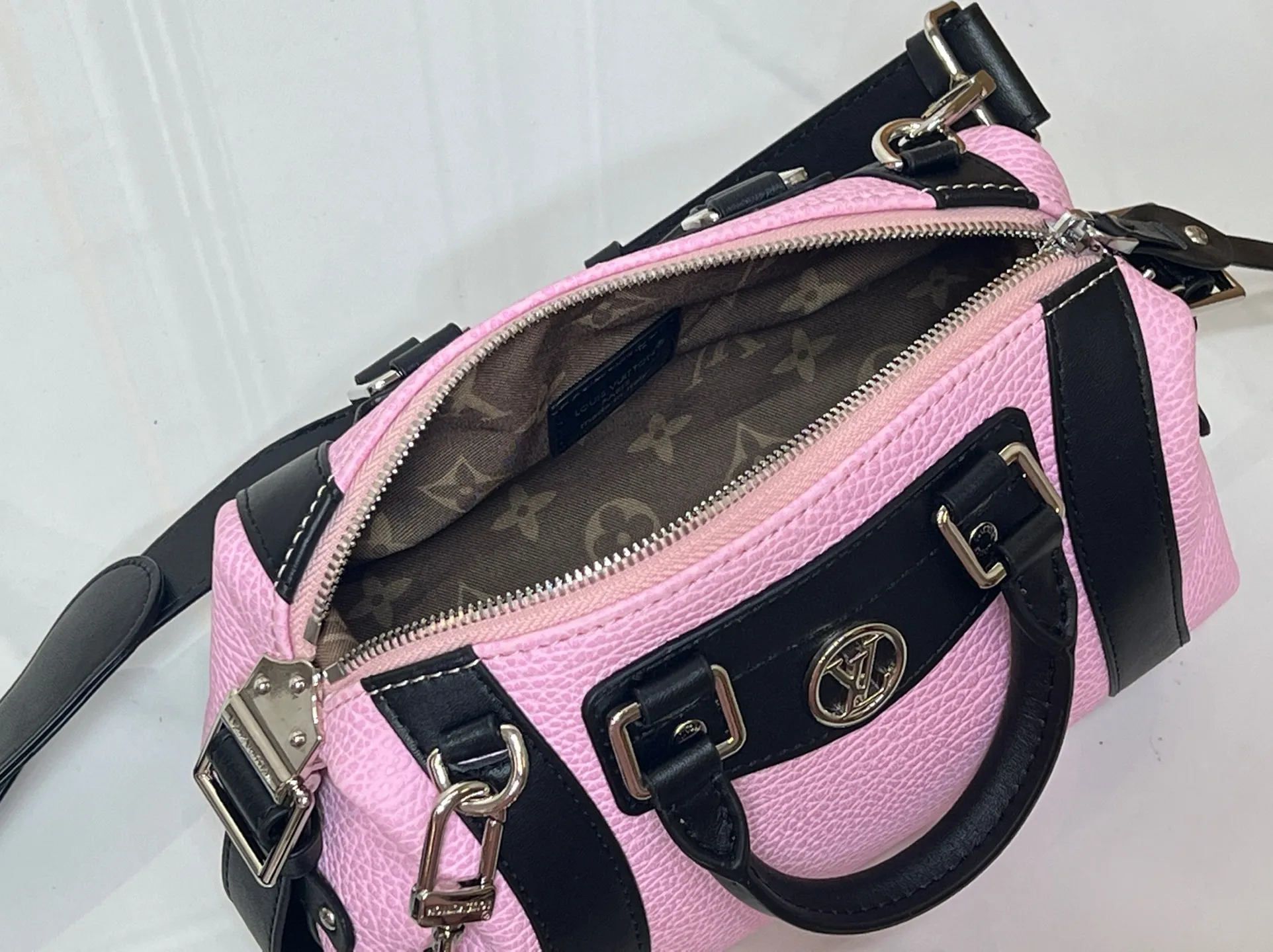 Batch 320💰[Exclusive real shot] Small size M25566 M14623 Full leather motorcycle bag M14702 M14700 NANO LV BIKER handbag This Nano LV Rider handbag is from the 2025 spring and summer series. It is made of pixelated grain sheep leather with smooth cow leather elements, and is decorated with LV Circle logo. The foldable configuration makes it easy to store in a suitcase, and the modern design adds a rock-n-roll edge to any look. Dimensions: 10 x 10 x 23 cm