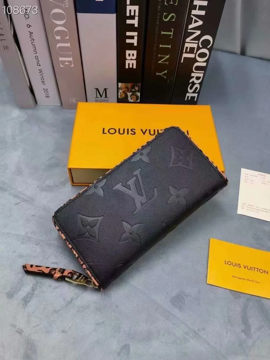 P160M69966 [Special introduction] Overseas special offer (counter goods) Zippy Lockme wallet made of soft calfskin, combines the iconic design of the zipper wallet with the distinctive elements of the fashion series: LV lettering ornaments and a front pocket for easy access to tickets and other items. Reliable wrap-around zipper design with multiple interior pockets and compartments. Dimensions: 19.5 x 10.0 x 2.5 cm