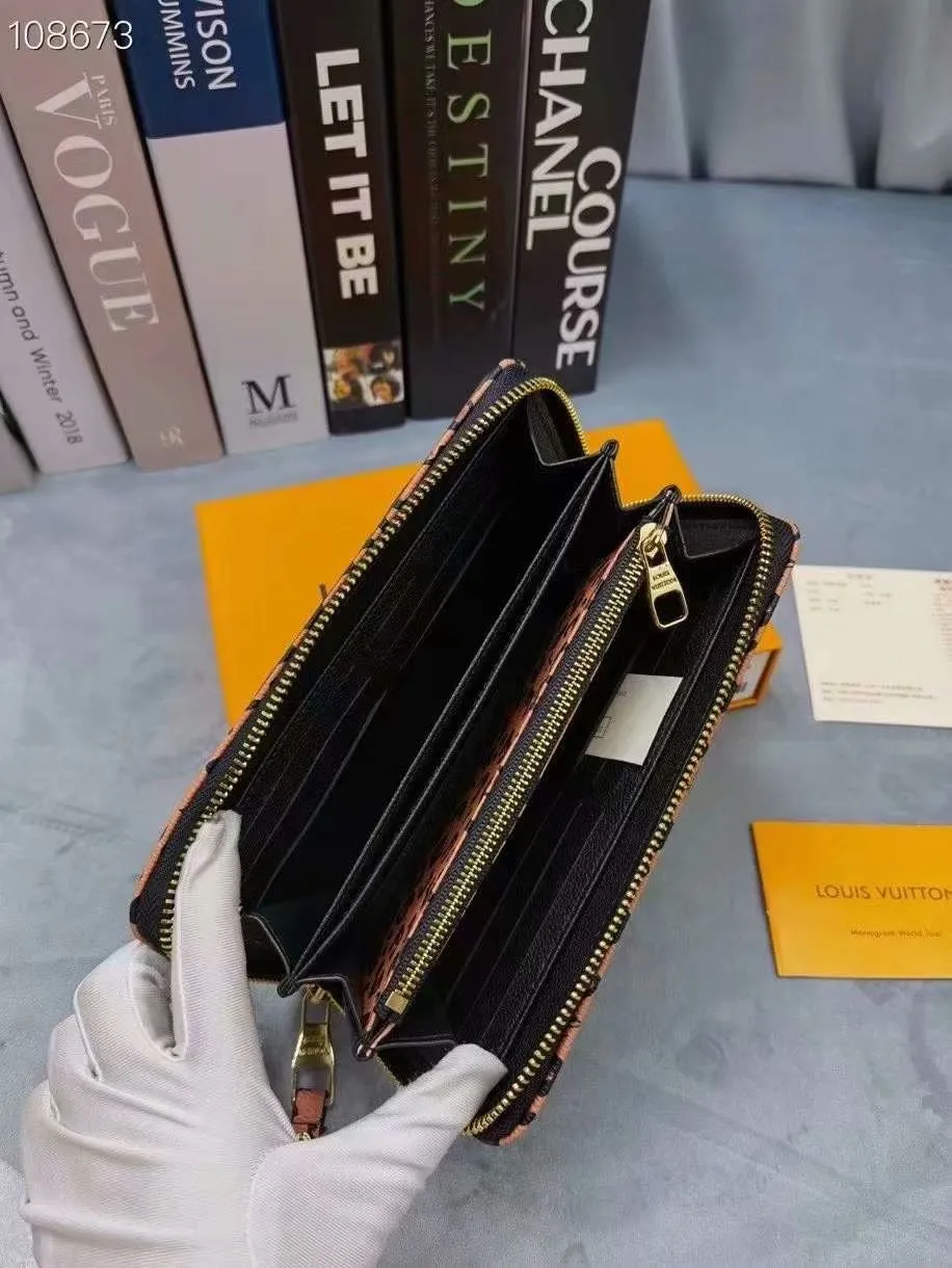 P160M69966 [Special introduction] Overseas special offer (counter goods) Zippy Lockme wallet made of soft calfskin, combines the iconic design of the zipper wallet with the distinctive elements of the fashion series: LV lettering ornaments and a front pocket for easy access to tickets and other items. Reliable wrap-around zipper design with multiple interior pockets and compartments. Dimensions: 19.5 x 10.0 x 2.5 cm