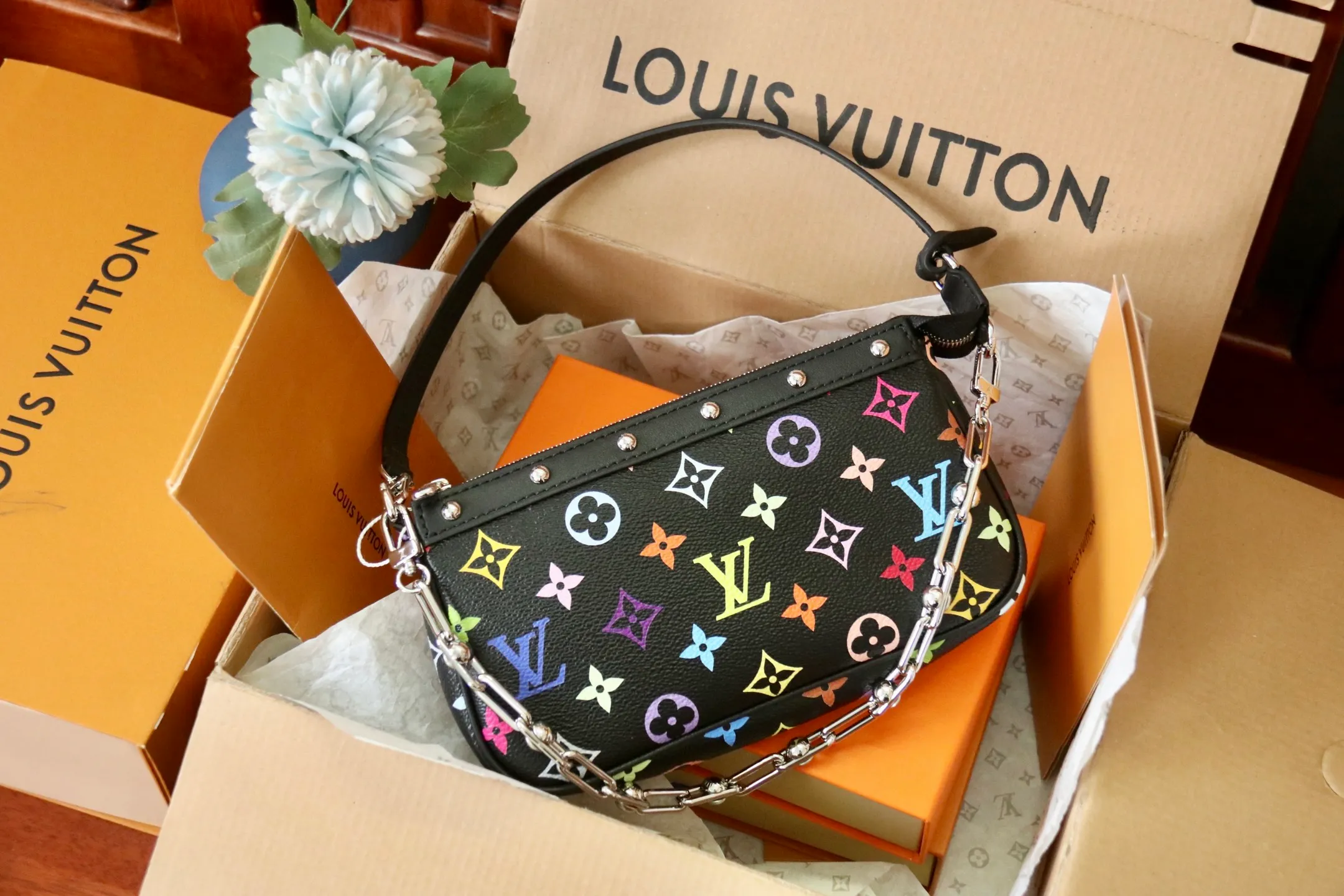 The top original P720 M13404 black Pochette Accessoires handbag is made of coated canvas and uses colorful Monogram patterns to interpret the smart style of the Louis Vuitton x Murakami cross-border collaboration series. Calf leather trim and dazzling hardware add to the sophisticated details, while the detachable shoulder strap and chain allow for flexible carry. 13 x 4 x 22 cm (height x width x length)