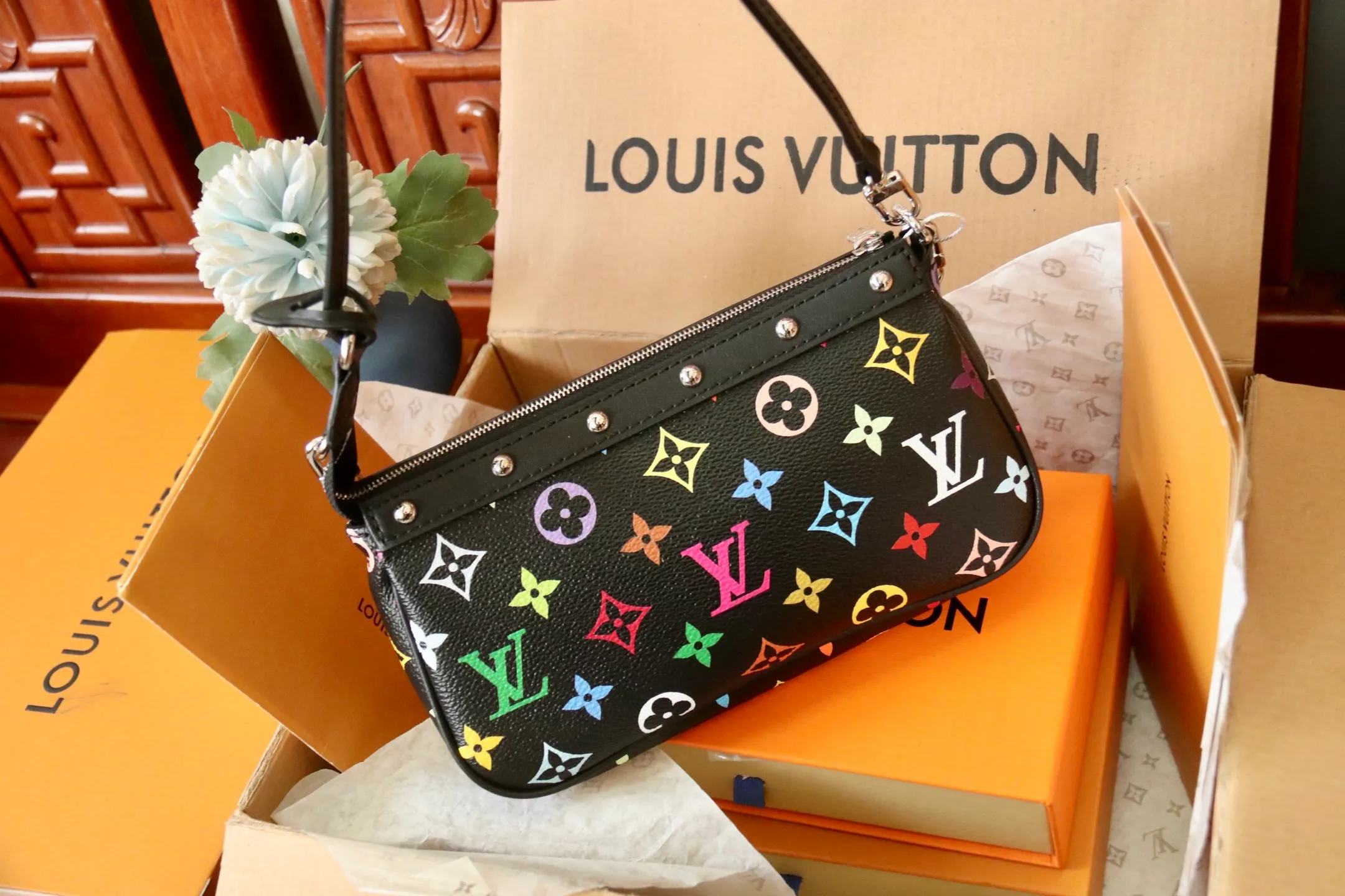 The top original P720 M13404 black Pochette Accessoires handbag is made of coated canvas and uses colorful Monogram patterns to interpret the smart style of the Louis Vuitton x Murakami cross-border collaboration series. Calf leather trim and dazzling hardware add to the sophisticated details, while the detachable shoulder strap and chain allow for flexible carry. 13 x 4 x 22 cm (height x width x length)