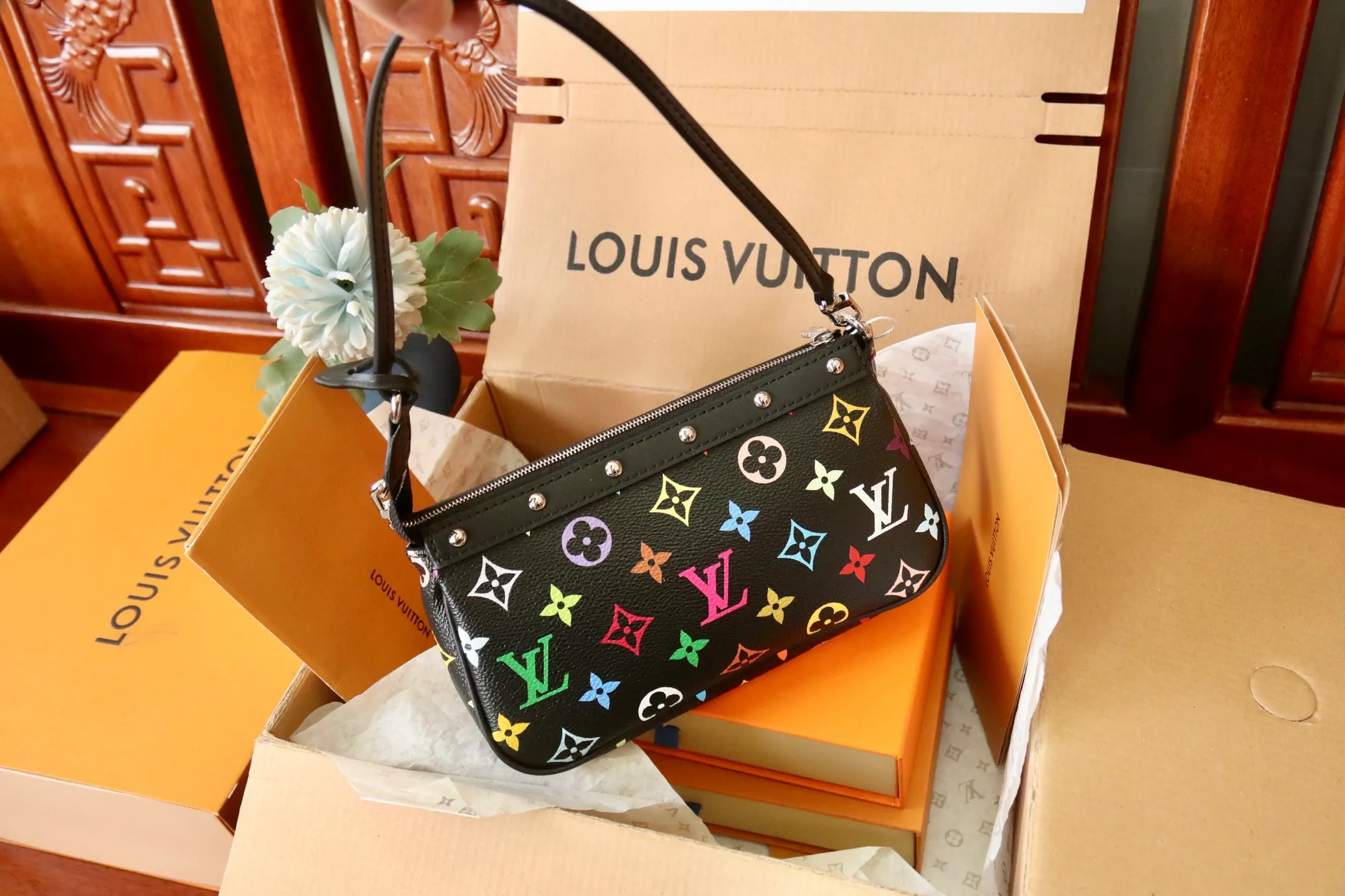 The top original P720 M13404 black Pochette Accessoires handbag is made of coated canvas and uses colorful Monogram patterns to interpret the smart style of the Louis Vuitton x Murakami cross-border collaboration series. Calf leather trim and dazzling hardware add to the sophisticated details, while the detachable shoulder strap and chain allow for flexible carry. 13 x 4 x 22 cm (height x width x length)