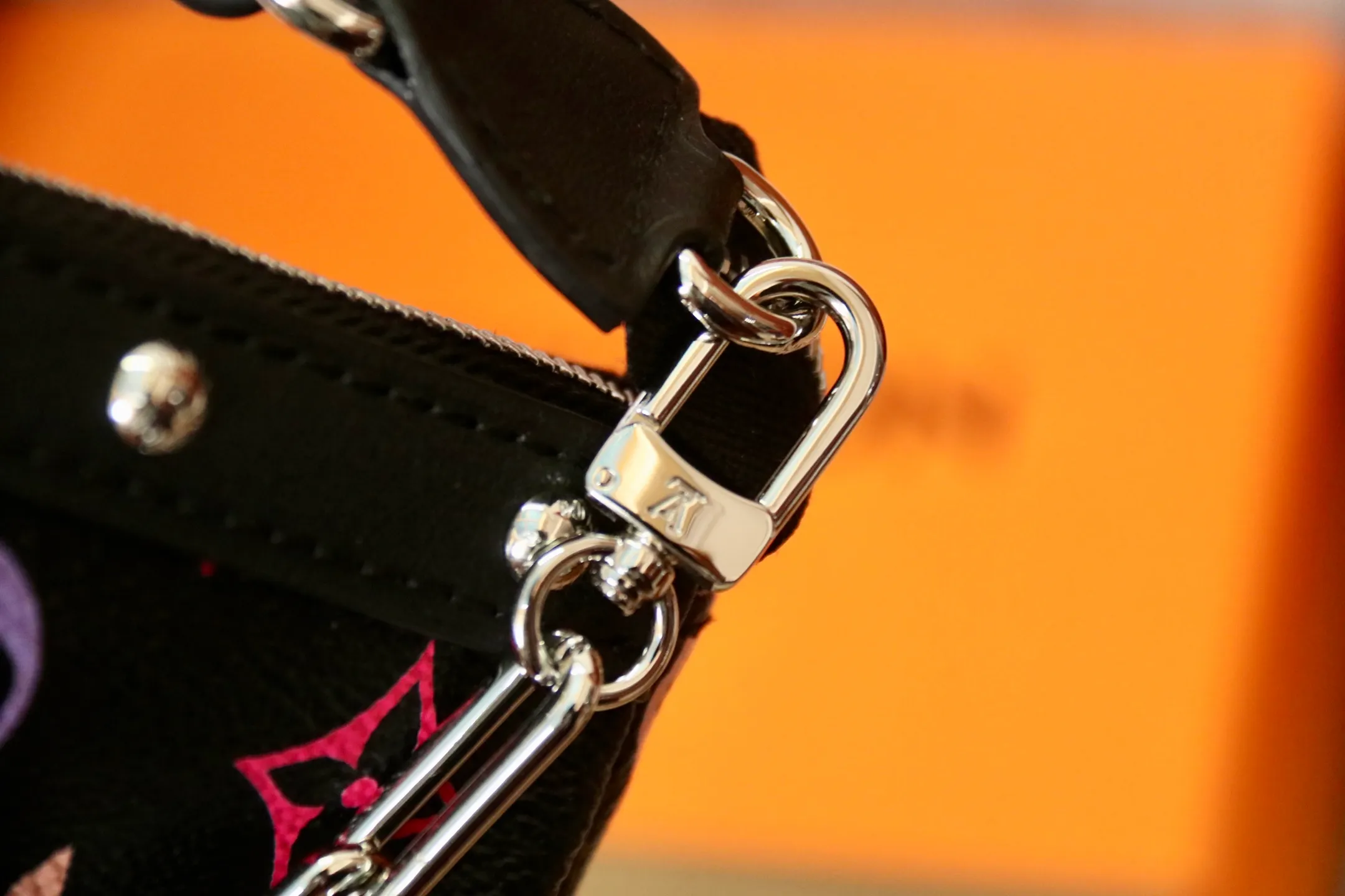The top original P720 M13404 black Pochette Accessoires handbag is made of coated canvas and uses colorful Monogram patterns to interpret the smart style of the Louis Vuitton x Murakami cross-border collaboration series. Calf leather trim and dazzling hardware add to the sophisticated details, while the detachable shoulder strap and chain allow for flexible carry. 13 x 4 x 22 cm (height x width x length)