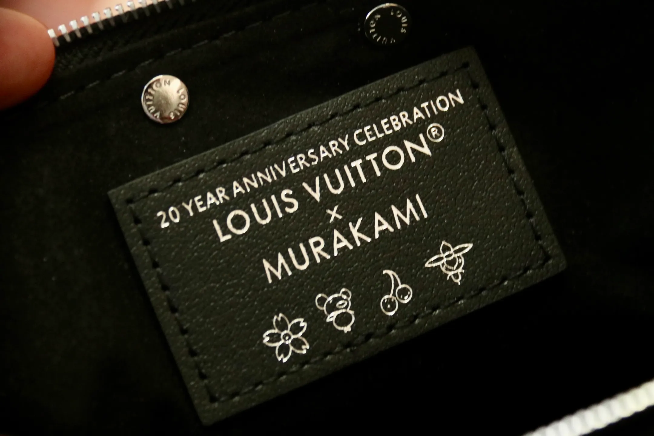 The top original P720 M13404 black Pochette Accessoires handbag is made of coated canvas and uses colorful Monogram patterns to interpret the smart style of the Louis Vuitton x Murakami cross-border collaboration series. Calf leather trim and dazzling hardware add to the sophisticated details, while the detachable shoulder strap and chain allow for flexible carry. 13 x 4 x 22 cm (height x width x length)