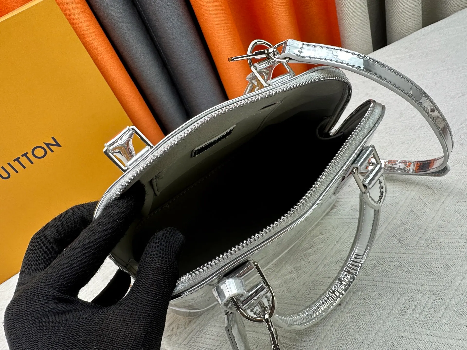 P300 M11835 M53151 M53152 The Alma medium handbag of the LVSki series draws inspiration from the Louis Vuitton archive hard box, rendering a new Monogram Miroir effect on the Monogram embossed coated canvas, highlighting the concept of retro futurism. Spacious interior patch pockets ensure organized storage. Size: 23.5x17.5x11.5cm