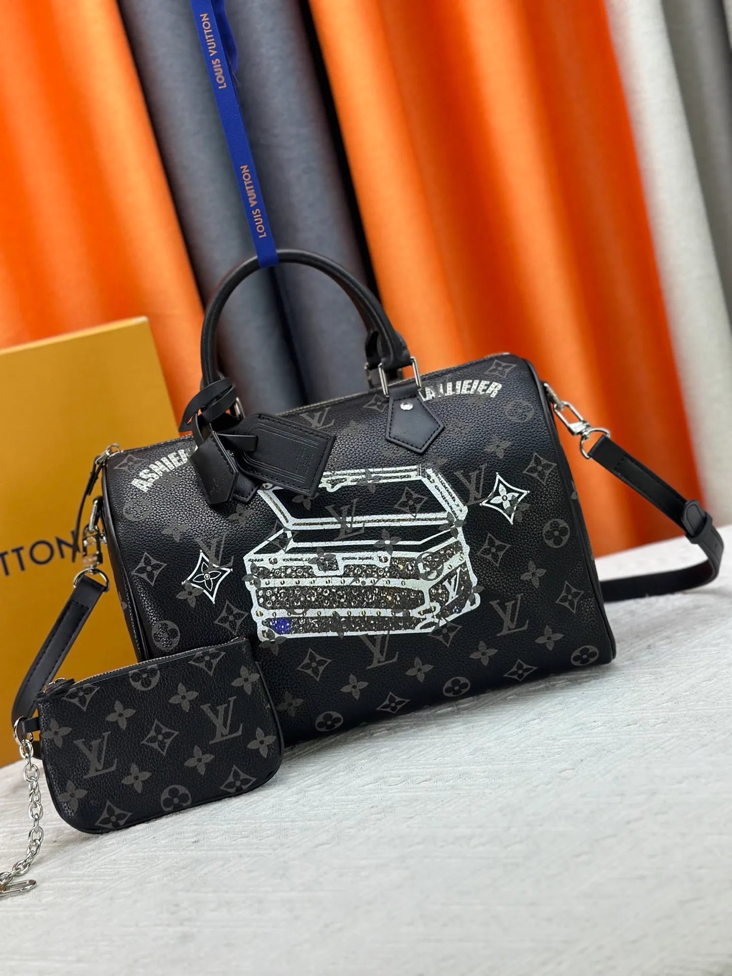 P320 upgraded original M26174 M26175 M26176 M26178 M26180 M24424 LV Speedy 30 Graffiti Pillow Bag Travel Bag Logo-level eye-catching texture and elegant temperament, casual and versatile, which is also the main reason why I bought it. With the soft and tender lambskin material, in short, it can handle various styles of commuting and leisure bags, and it is not a loss. Dimensions: 30×21x17