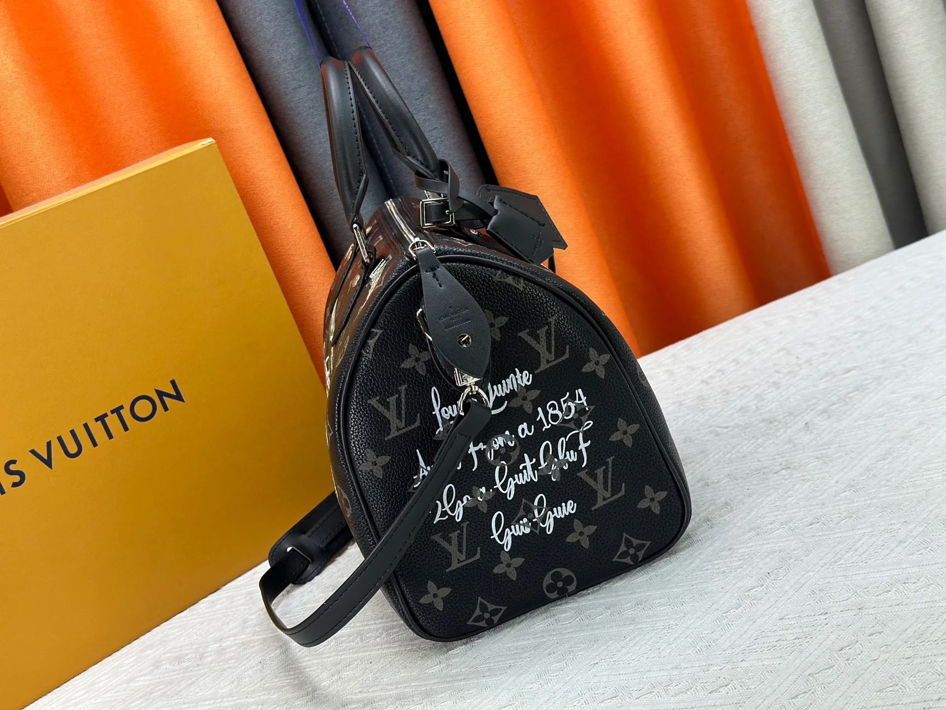 P320 upgraded original M26174 M26175 M26176 M26178 M26180 M24424 LV Speedy 30 Graffiti Pillow Bag Travel Bag Logo-level eye-catching texture and elegant temperament, casual and versatile, which is also the main reason why I bought it. With the soft and tender lambskin material, in short, it can handle various styles of commuting and leisure bags, and it is not a loss. Dimensions: 30×21x17