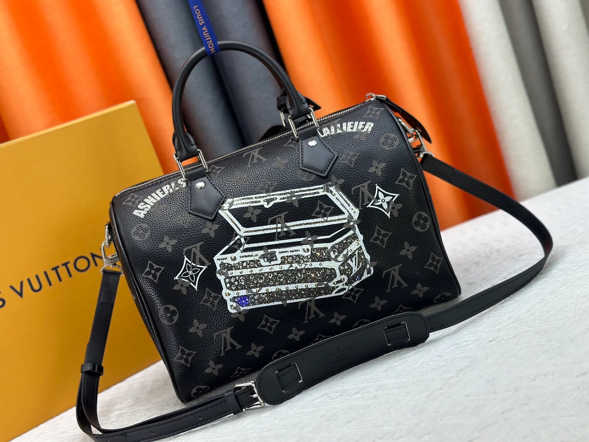P320 upgraded original M26174 M26175 M26176 M26178 M26180 M24424 LV Speedy 30 Graffiti Pillow Bag Travel Bag Logo-level eye-catching texture and elegant temperament, casual and versatile, which is also the main reason why I bought it. With the soft and tender lambskin material, in short, it can handle various styles of commuting and leisure bags, and it is not a loss. Dimensions: 30×21x17