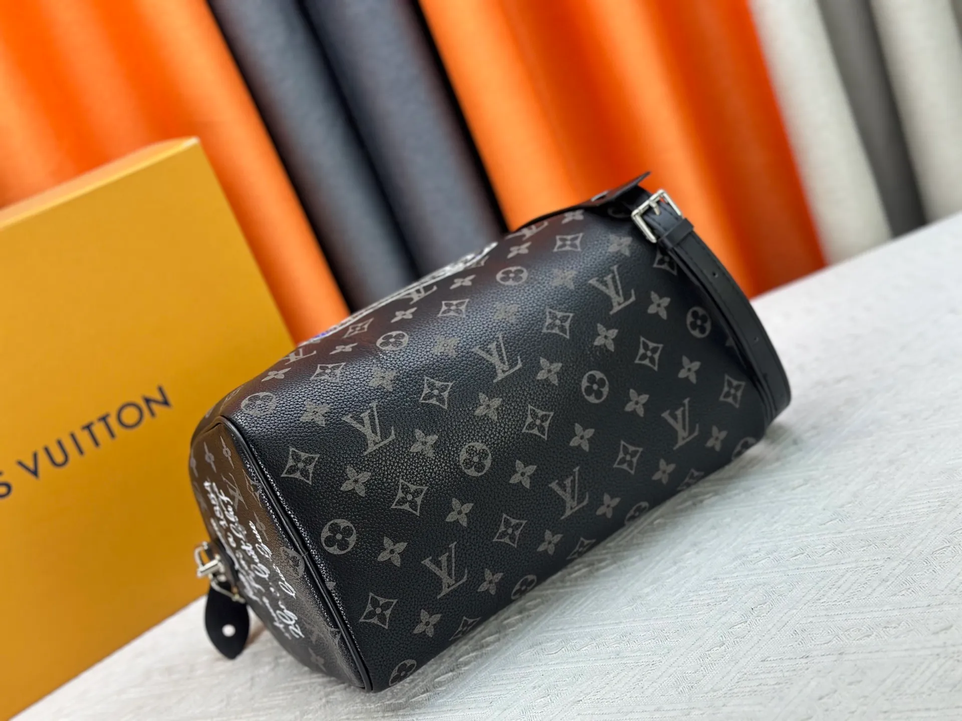 P320 upgraded original M26174 M26175 M26176 M26178 M26180 M24424 LV Speedy 30 Graffiti Pillow Bag Travel Bag Logo-level eye-catching texture and elegant temperament, casual and versatile, which is also the main reason why I bought it. With the soft and tender lambskin material, in short, it can handle various styles of commuting and leisure bags, and it is not a loss. Dimensions: 30×21x17