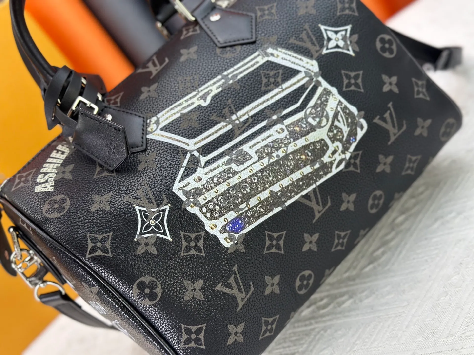 P320 upgraded original M26174 M26175 M26176 M26178 M26180 M24424 LV Speedy 30 Graffiti Pillow Bag Travel Bag Logo-level eye-catching texture and elegant temperament, casual and versatile, which is also the main reason why I bought it. With the soft and tender lambskin material, in short, it can handle various styles of commuting and leisure bags, and it is not a loss. Dimensions: 30×21x17