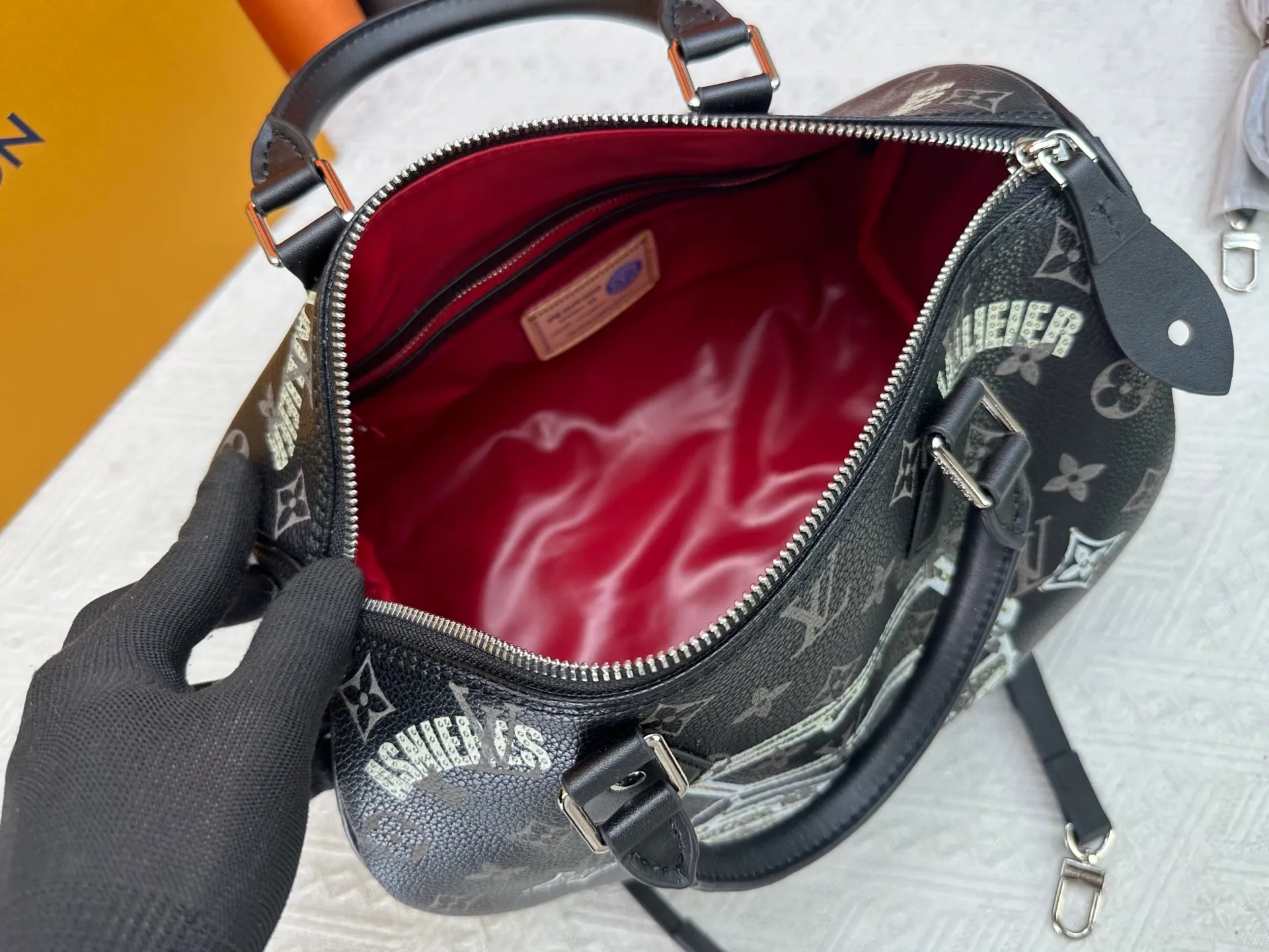 P320 upgraded original M26174 M26175 M26176 M26178 M26180 M24424 LV Speedy 30 Graffiti Pillow Bag Travel Bag Logo-level eye-catching texture and elegant temperament, casual and versatile, which is also the main reason why I bought it. With the soft and tender lambskin material, in short, it can handle various styles of commuting and leisure bags, and it is not a loss. Dimensions: 30×21x17