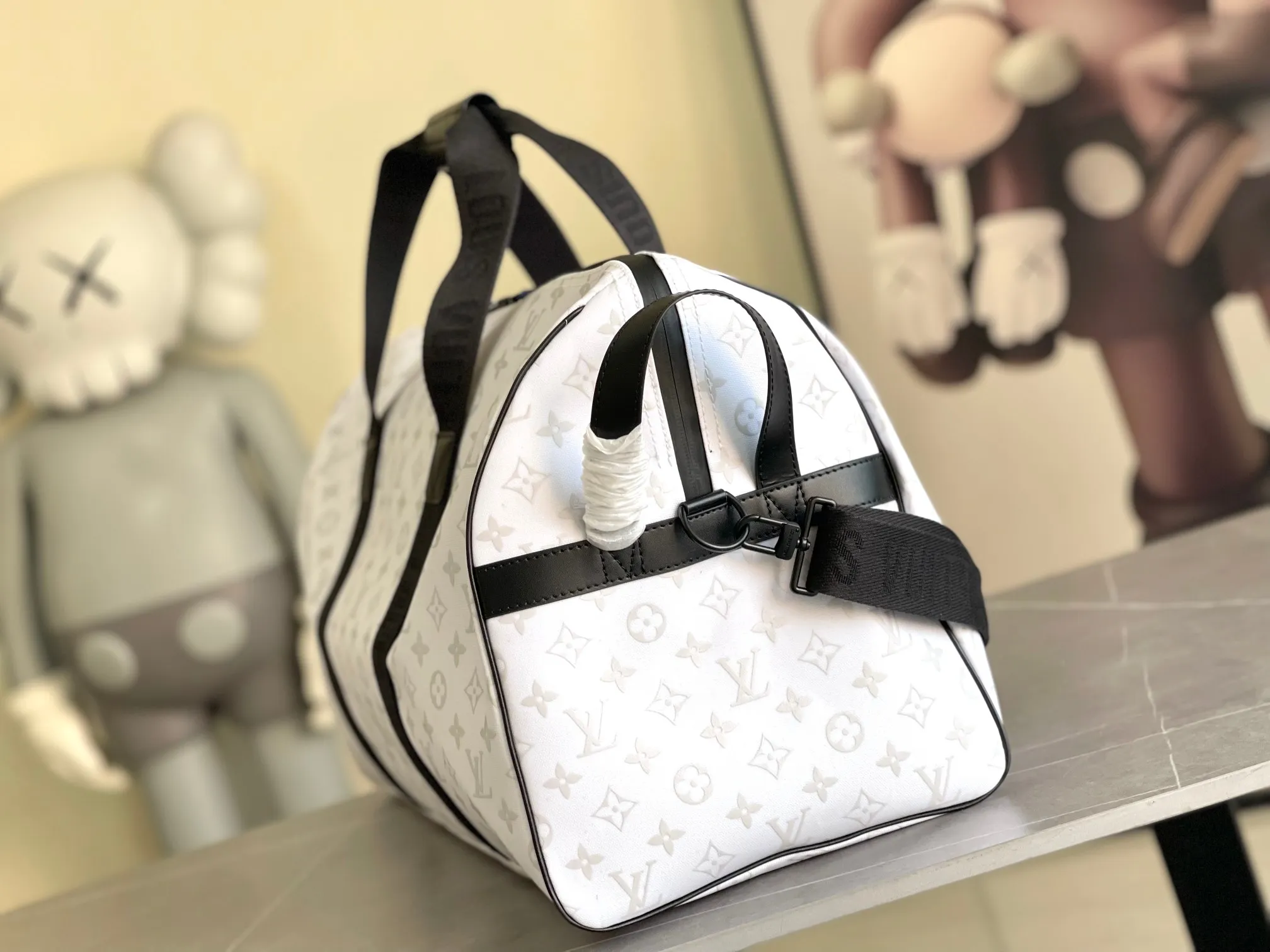 💰1480 (top-grain leather) top original model 23801 Virgil Abloh introduced the Basketball Keepall 55 travel bag from the brand archives to the basketball court, rendering the NBA logo colors and lines for the classic design. Open the flap to reveal the basketball secured by the inner strap under the grid. 55 x 27 x 20 cm