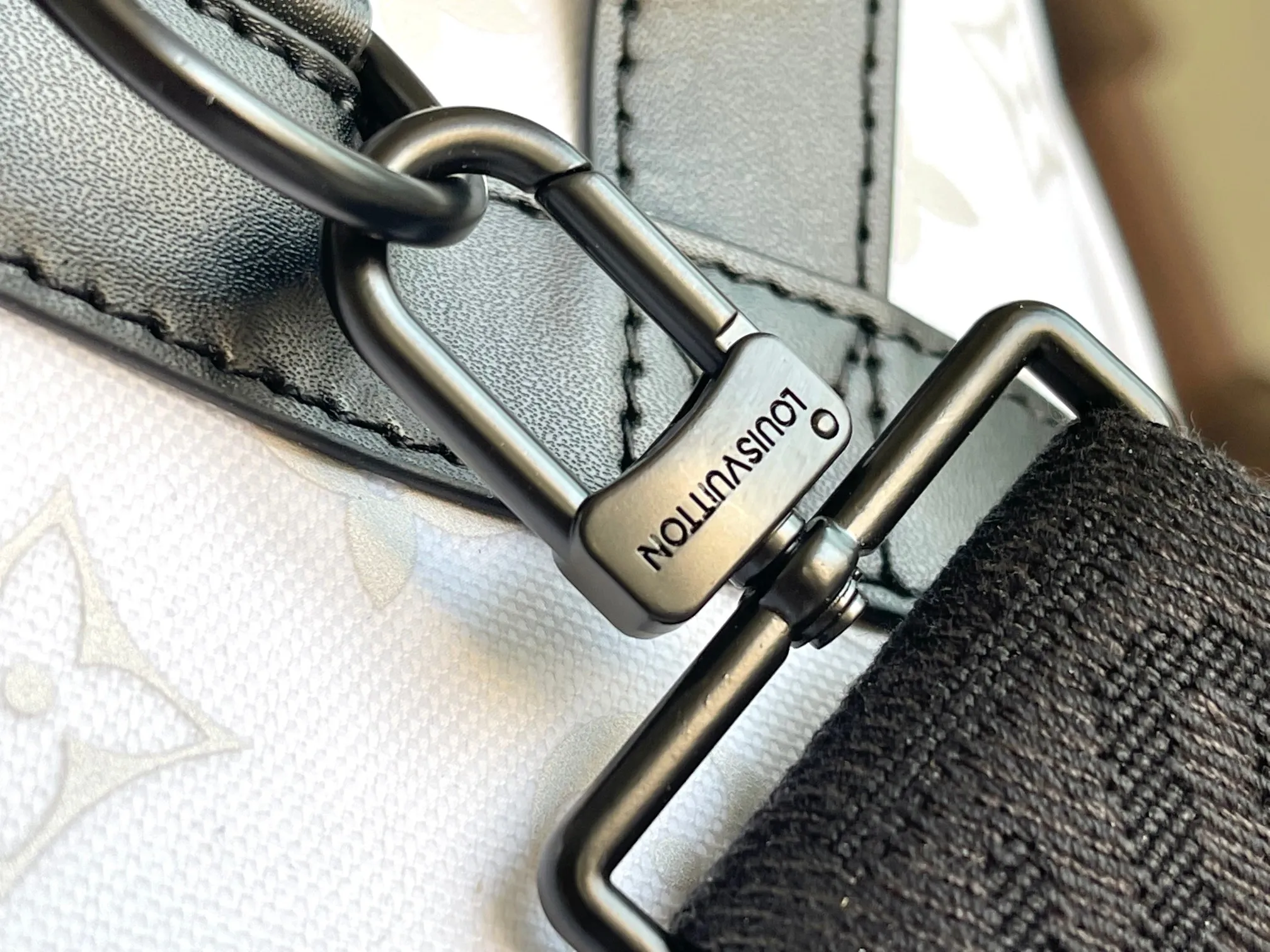 💰1480 (top-grain leather) top original model 23801 Virgil Abloh introduced the Basketball Keepall 55 travel bag from the brand archives to the basketball court, rendering the NBA logo colors and lines for the classic design. Open the flap to reveal the basketball secured by the inner strap under the grid. 55 x 27 x 20 cm
